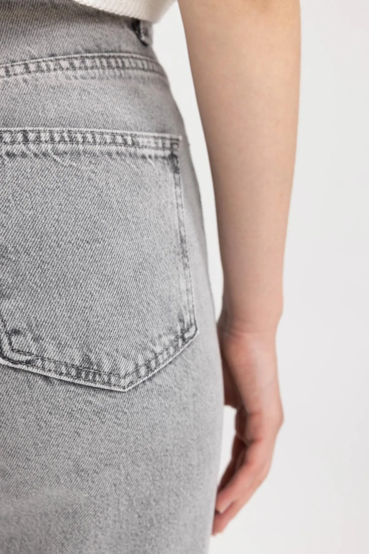 DeFacto  Lina Mom Fit, bequeme Passform, hohe Taille, leicht, schmales Bein, knöchellange Jeanshose A7491ax23sm
