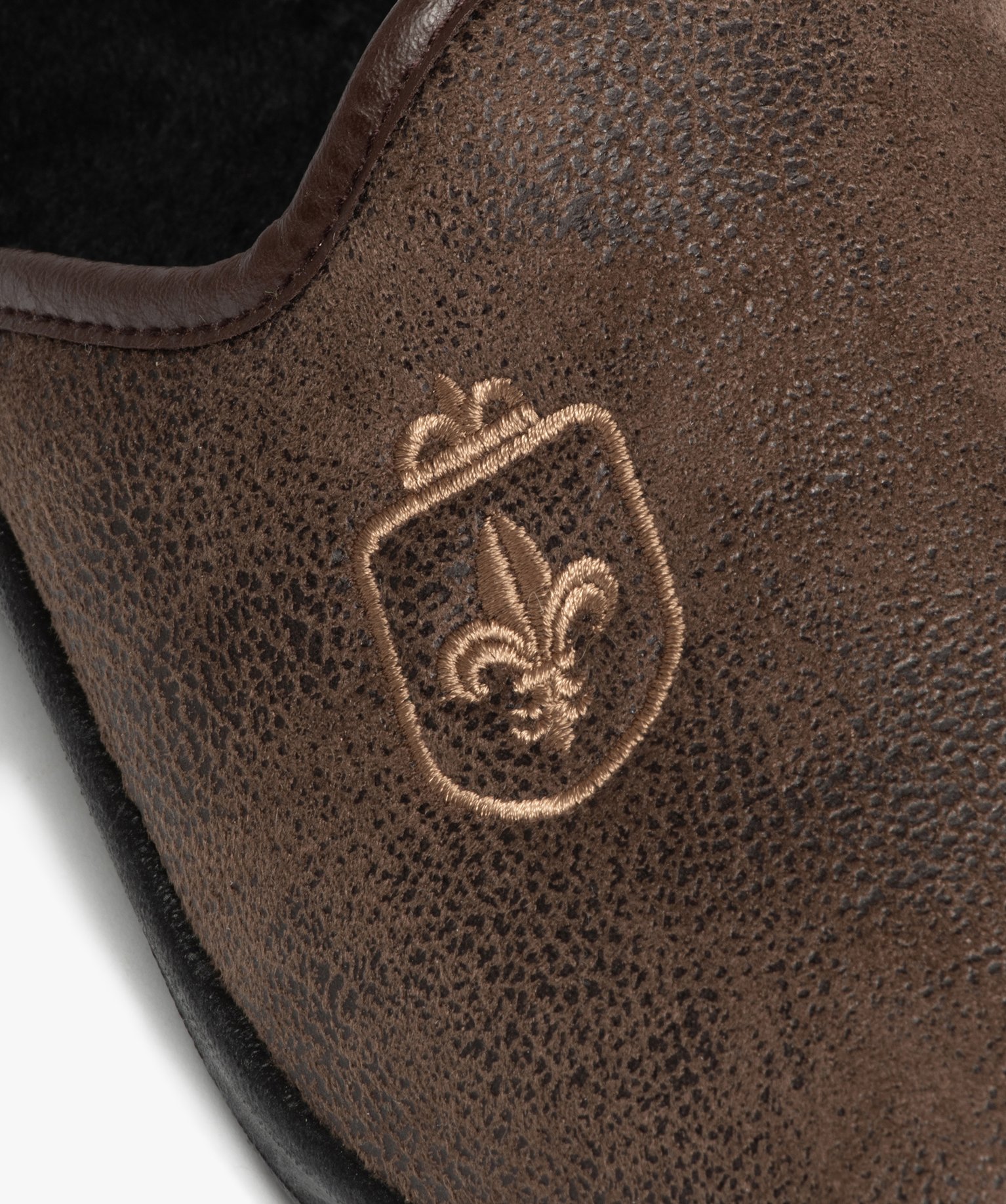Chaussons homme mules dessus cuir imitation avec fleur de lys marron | GEMO