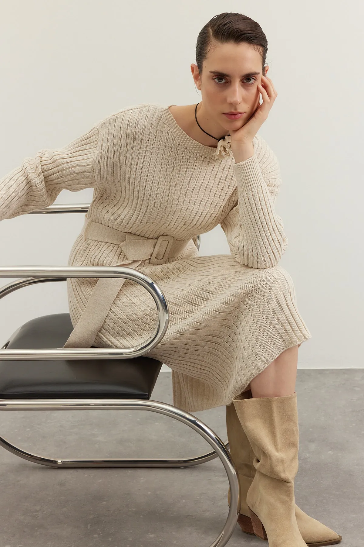 Trendyol Collection  Beiges Mini-Strickkleid mit Gürtel TWOAW23EL00444