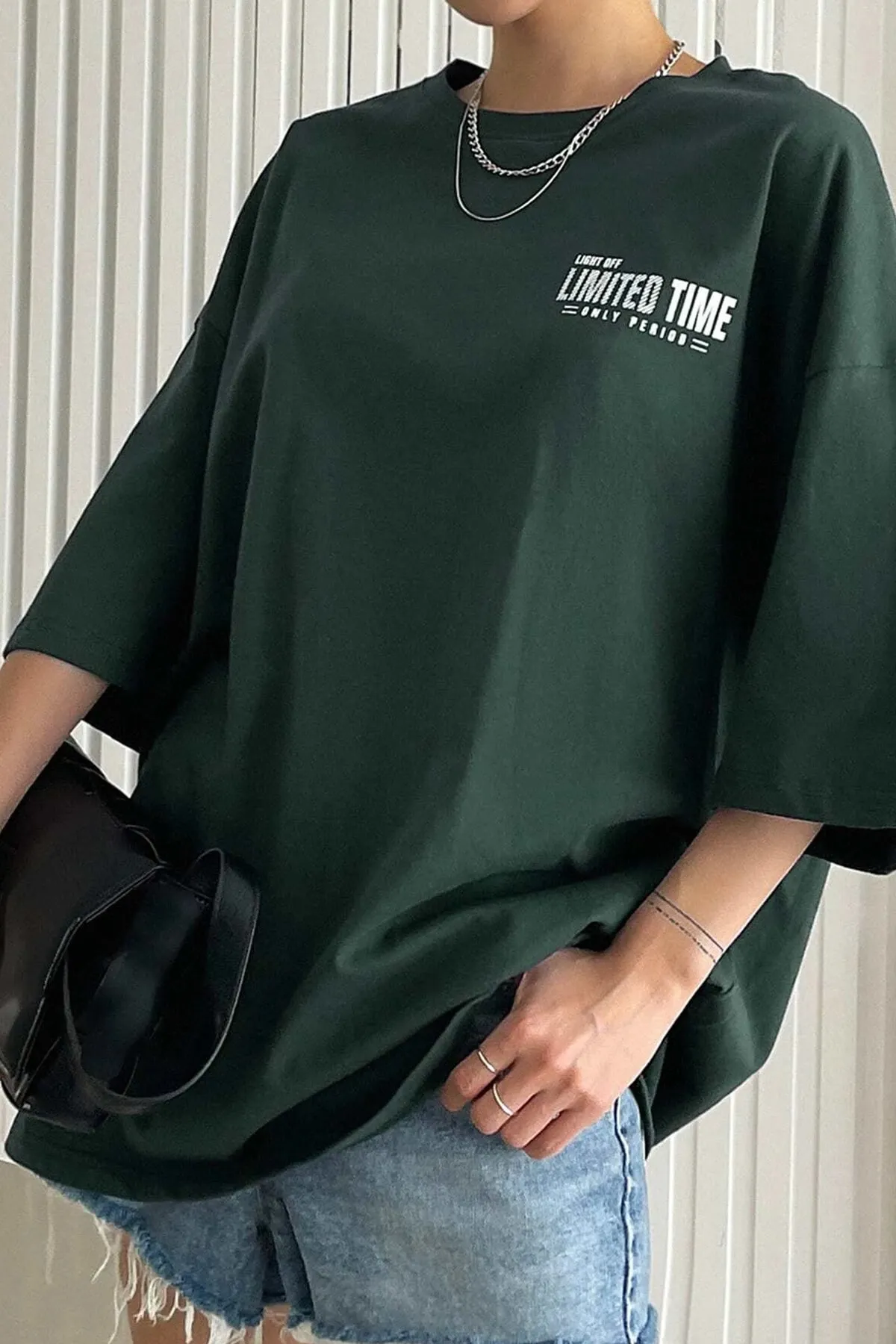 MODAGEN  Dunkelgrünes, übergroßes, bequem geschnittenes Damen-T-Shirt in limitierter Auflage