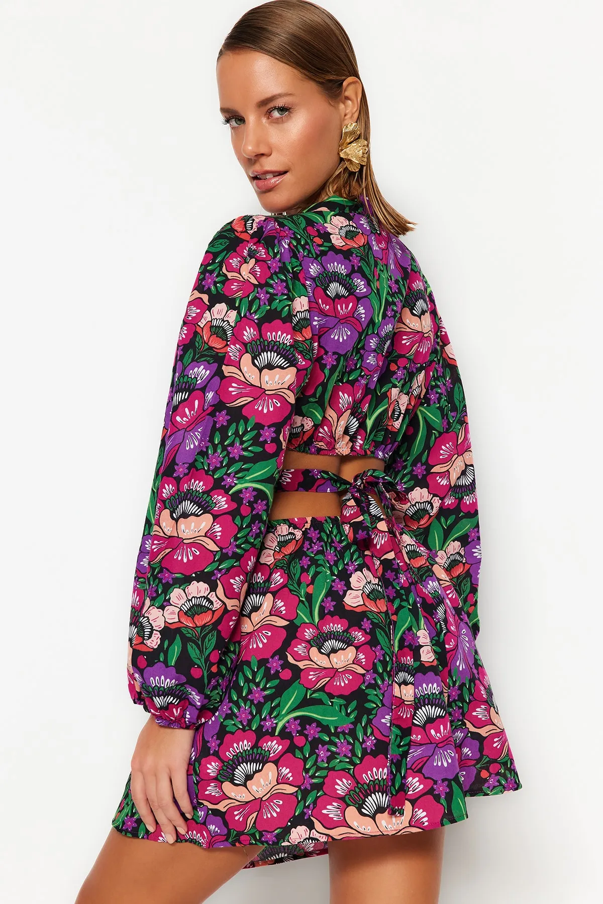 Trendyol Collection  Blumengemustertes Mini-Strandkleid aus 100 % Baumwolle mit gewebtem Cut-Out/Fenster TBESS23EL00140
