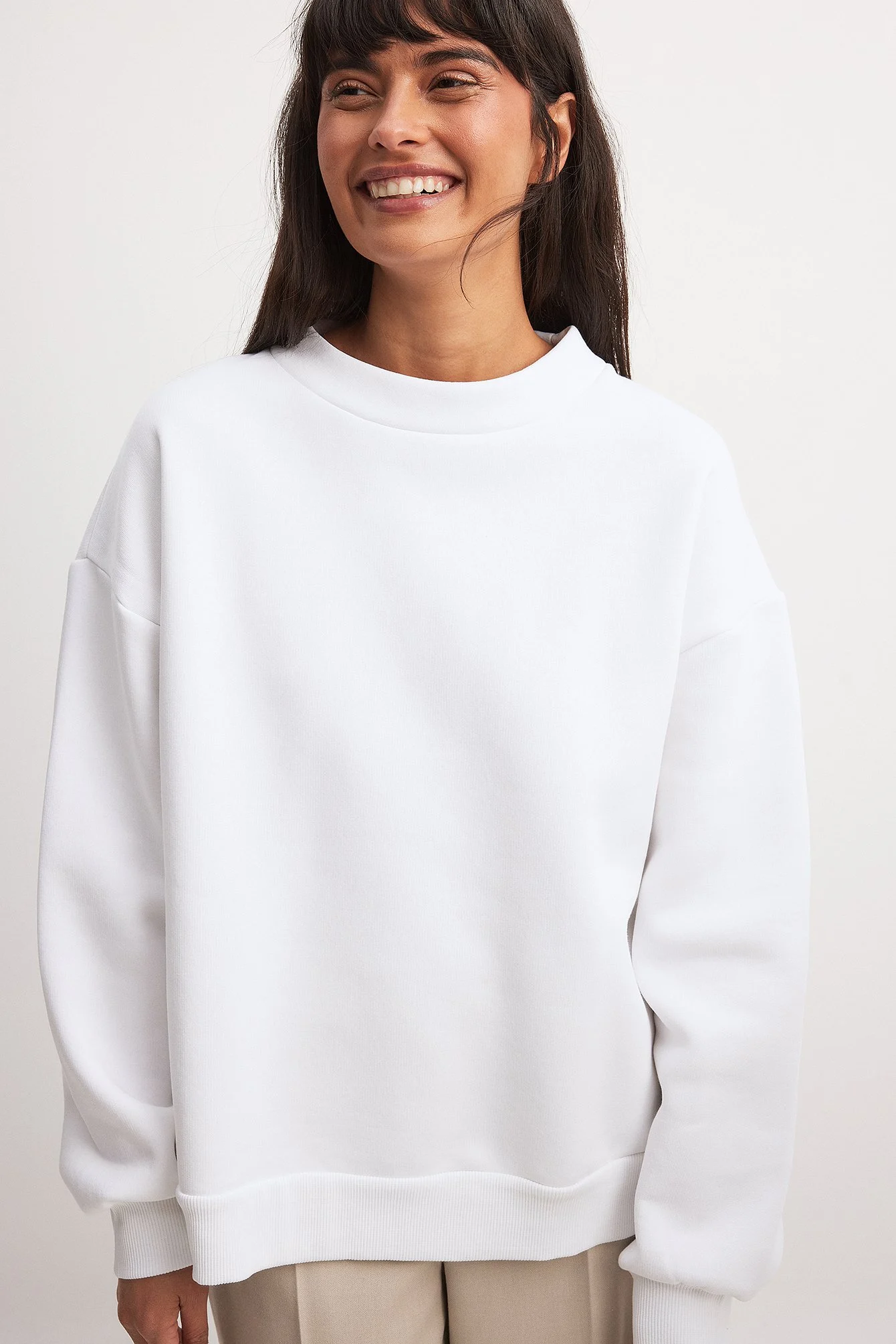 Hochgeschnittener Pullover mit Detail