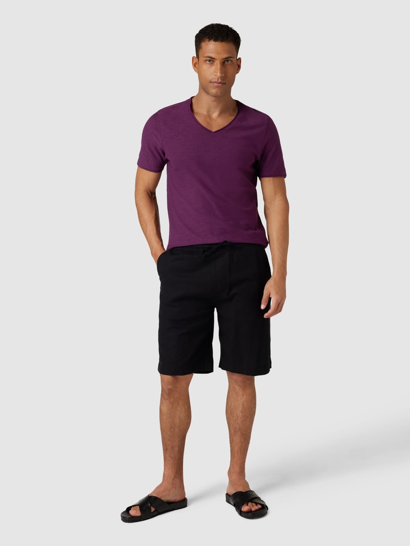 Regular Fit T-Shirt aus Baumwolle mit V-Ausschnitt in aubergine