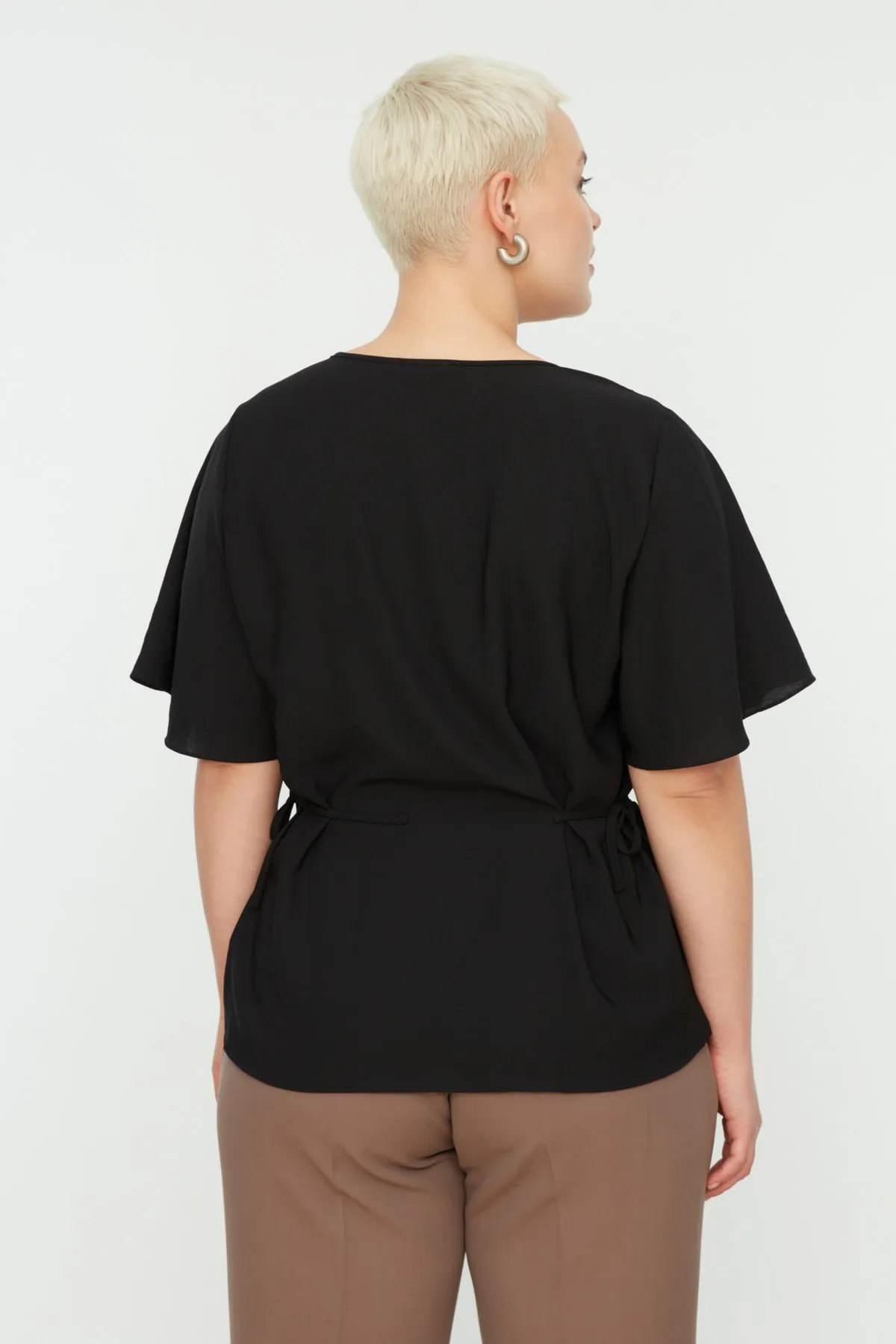 Trendyol Curve  Schwarze gewebte Bluse zum Binden mit V-Ausschnitt TBBSS22BZ0753