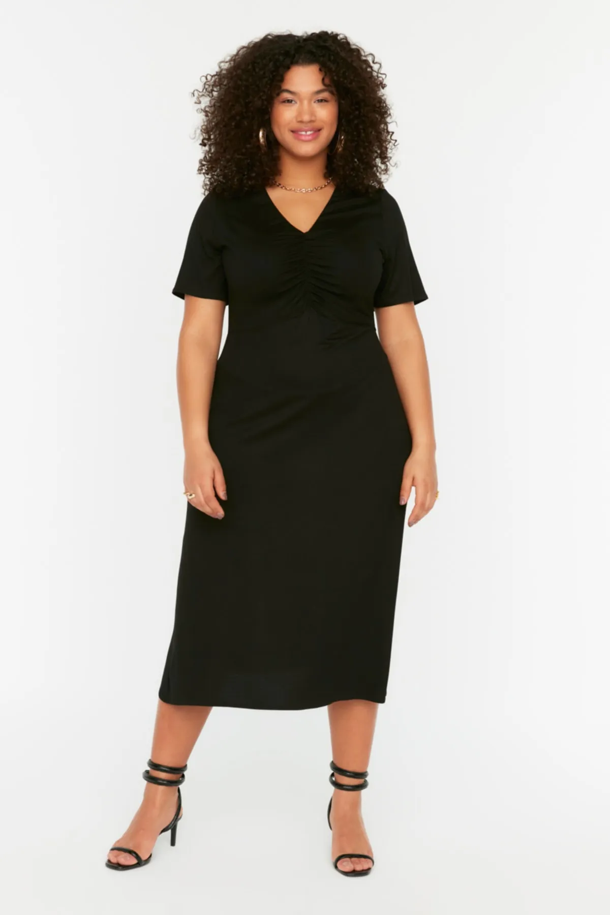 Trendyol Curve  Schwarzes, detailliertes Skater-Strickkleid mit V-Ausschnitt und Raffung TBBSS22EL2530