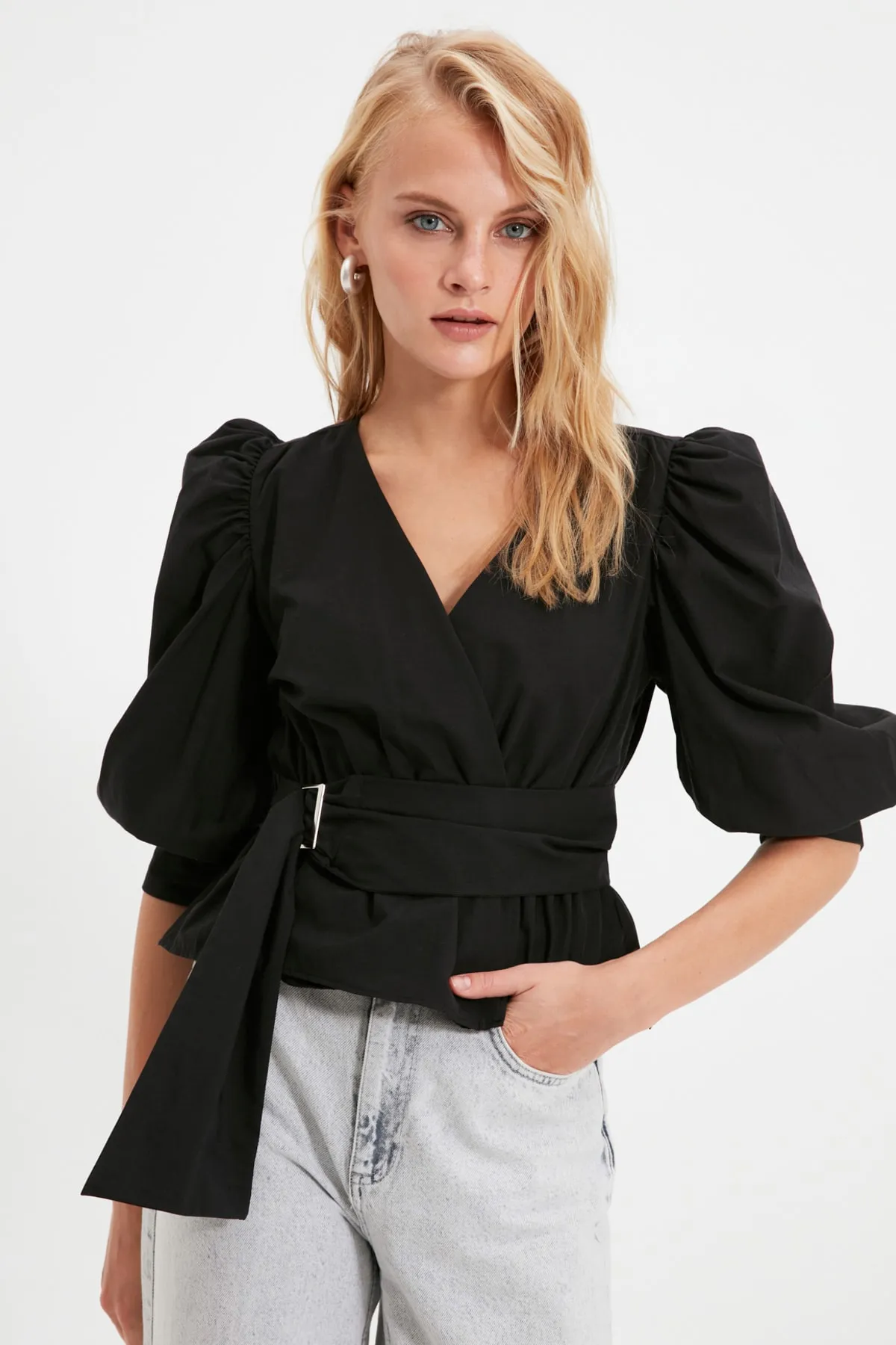 Trendyol Collection  Schwarze zweireihige Webbluse mit Gürtel TWOAW20BZ0923