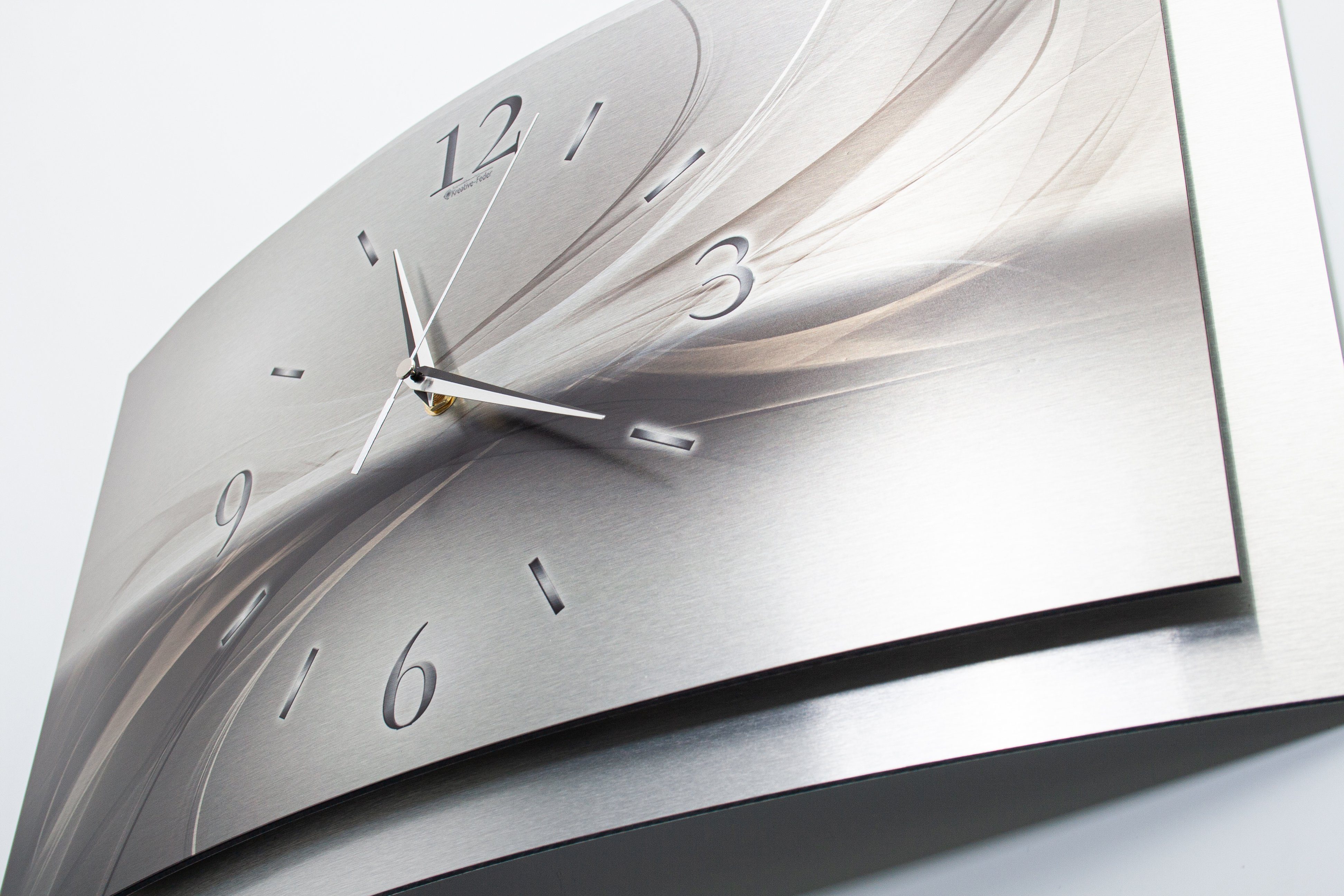 Kreative Feder Funkwanduhr 3D Designer-Wanduhr „Silverline“ aus gebürstetem Aluminium (3D-Wölbung; einzigartiges Zwei-Platten-Design; flüsterleises Uhrwerk)