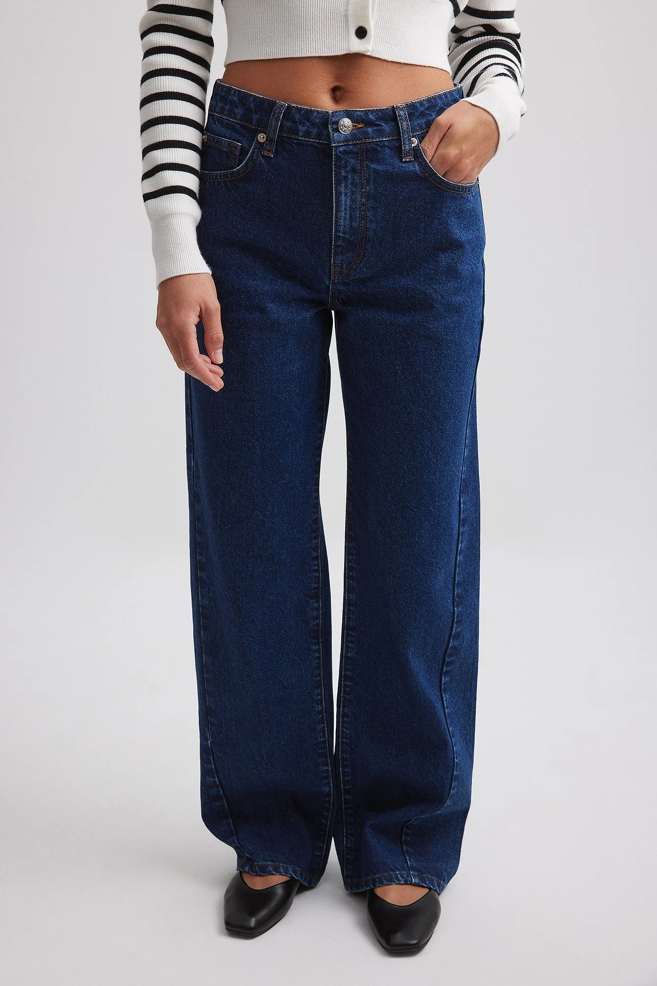 Gerade weite Jeans mit mittlerer Taille und Nahtdetails