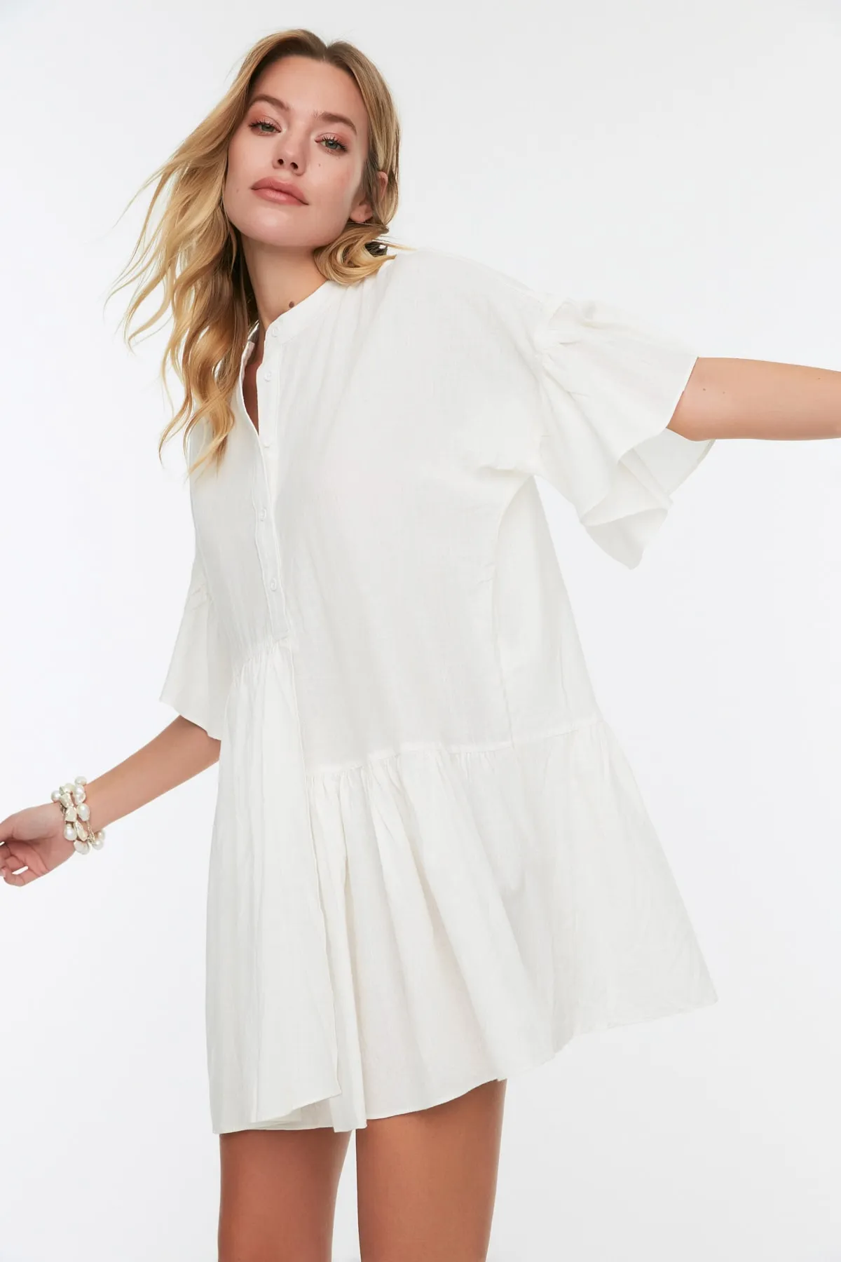 Trendyol Collection  Weißes, weit geschnittenes Mini-Strandkleid mit gewebtem Volant aus 100 % Baumwolle TBESS20EL0873