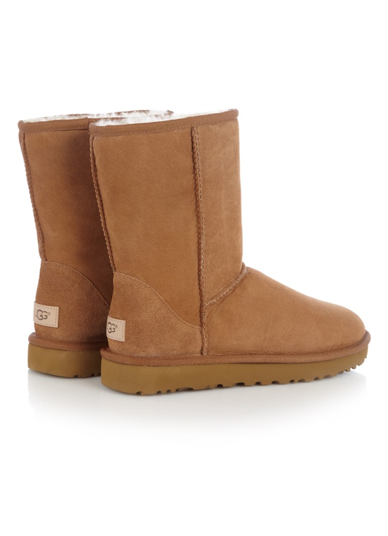 Ghete UGG Classic II, second-hand.