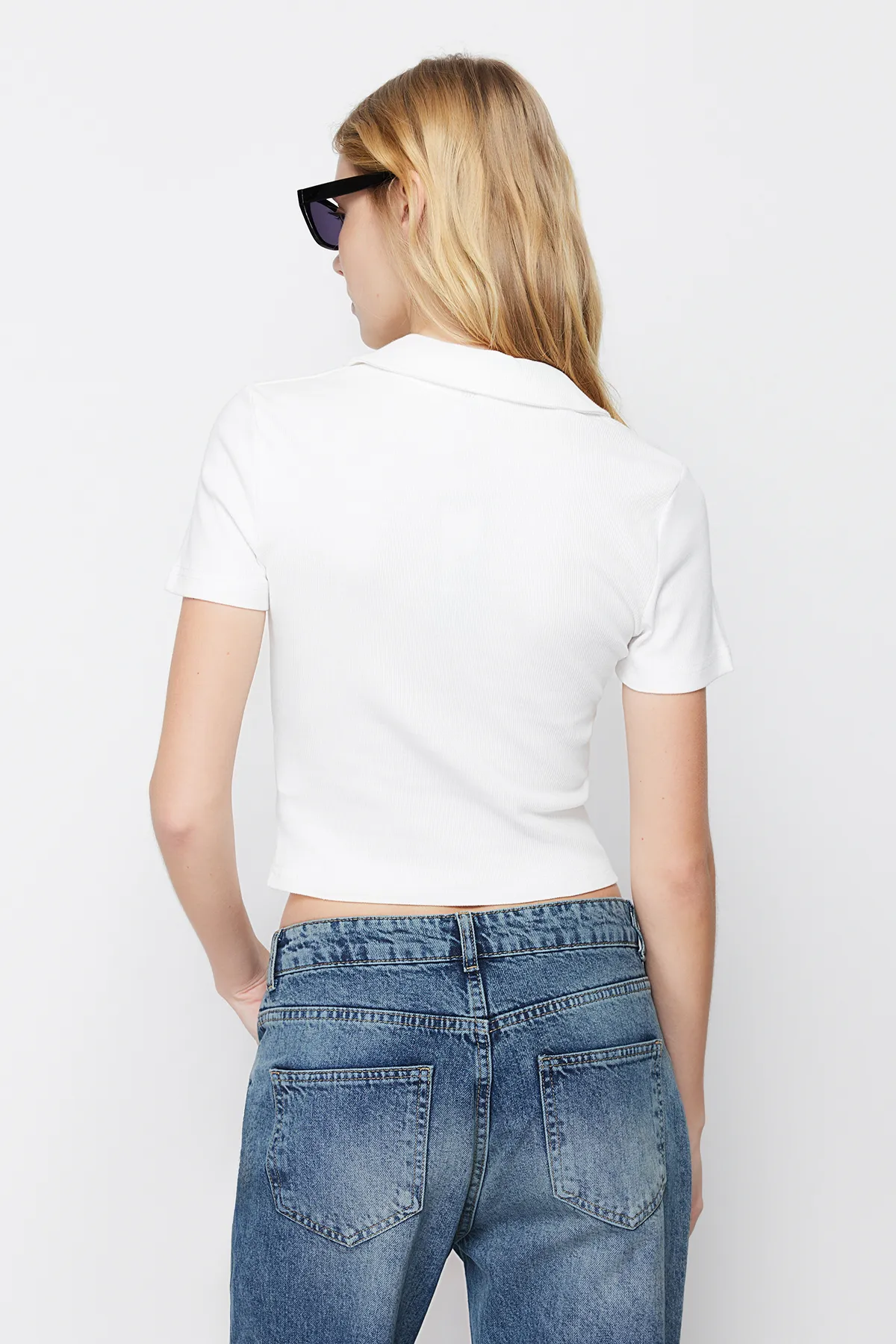 Trendyol Collection  Weiße, taillierte, kurze, gerippte, dehnbare Strickbluse mit Polokragen TWOSS21BZ0038