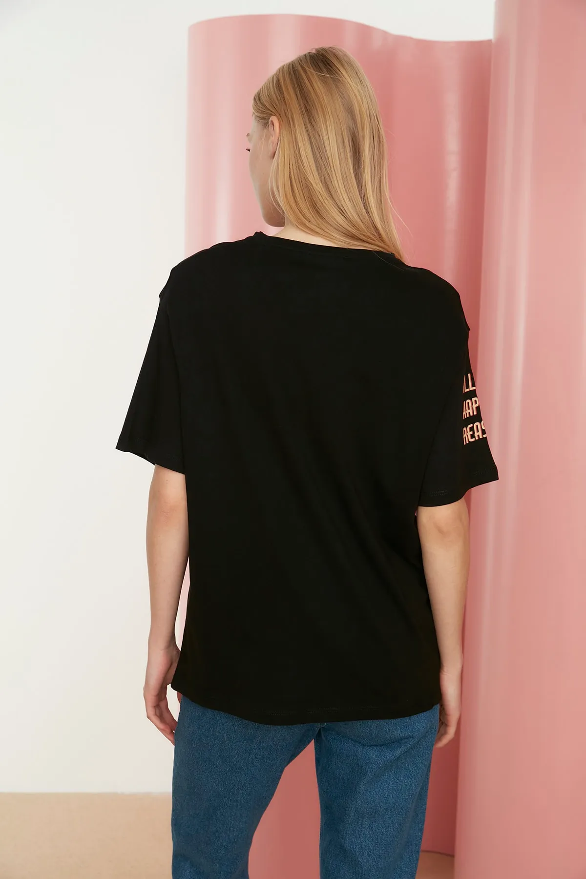 Trendyol Collection  Schwarzes Strick-T-Shirt mit Rundhalsausschnitt und Weltraum-Print aus 100 % Baumwolle im Boyfriend-Stil TWOSS21TS3663