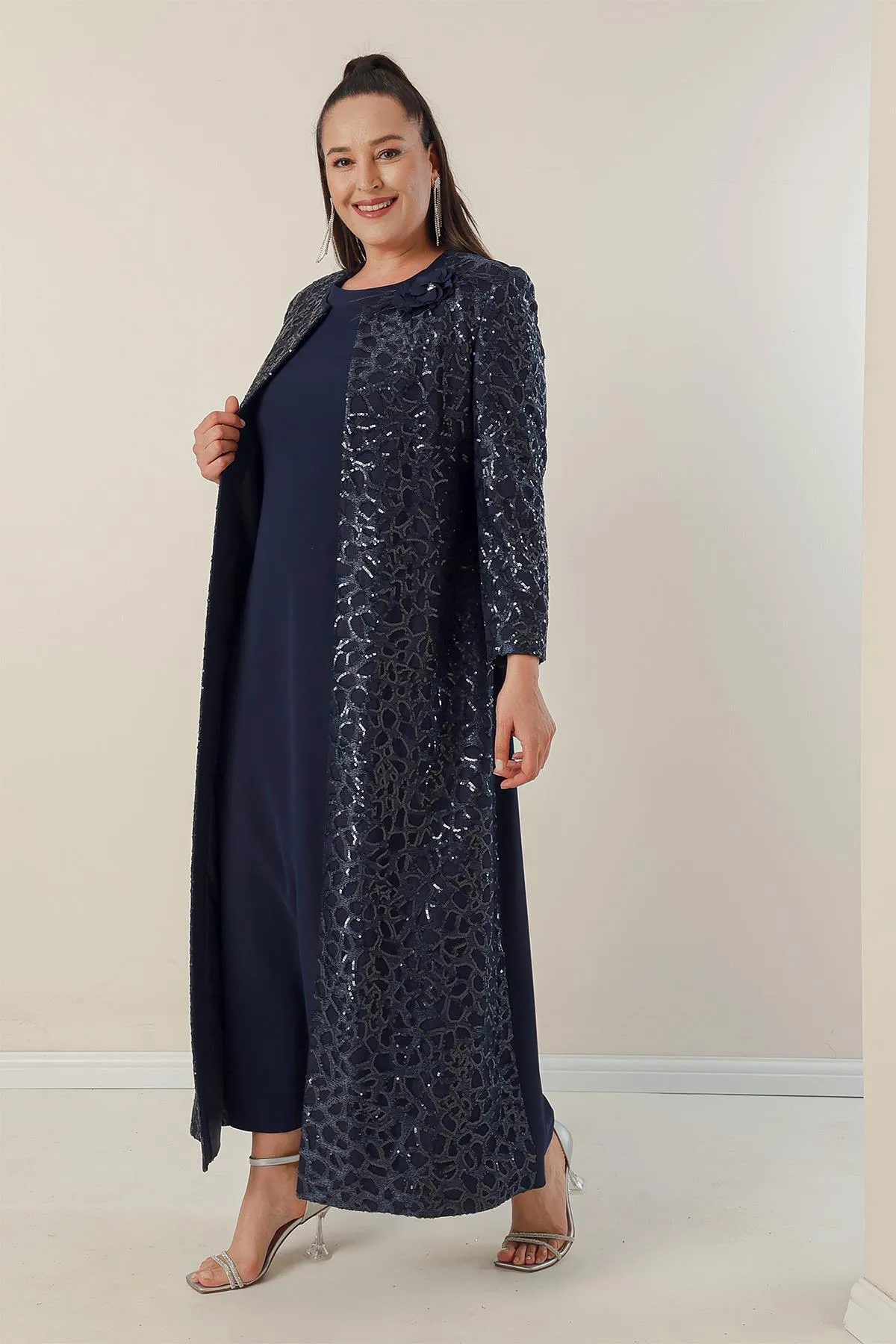 By Saygı  Langes Kreppkleid mit Halbmondärmeln und paillettenbesetztem Kaftan-Futter an den Ärmeln und vorne, 2-teiliges Set in Übergröße