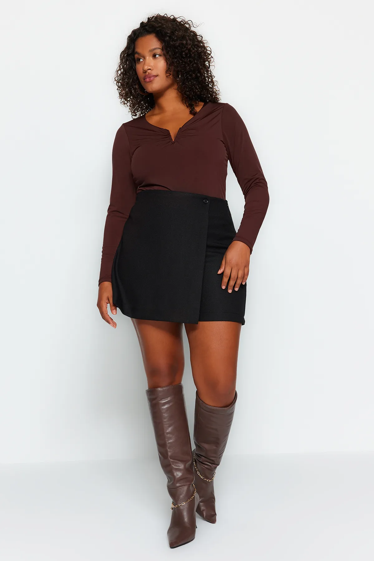 Trendyol Curve  Schwarzer schlichter Shorts-Rock Finike gewebter Plus-Size-Rock TBBAW24AP00002