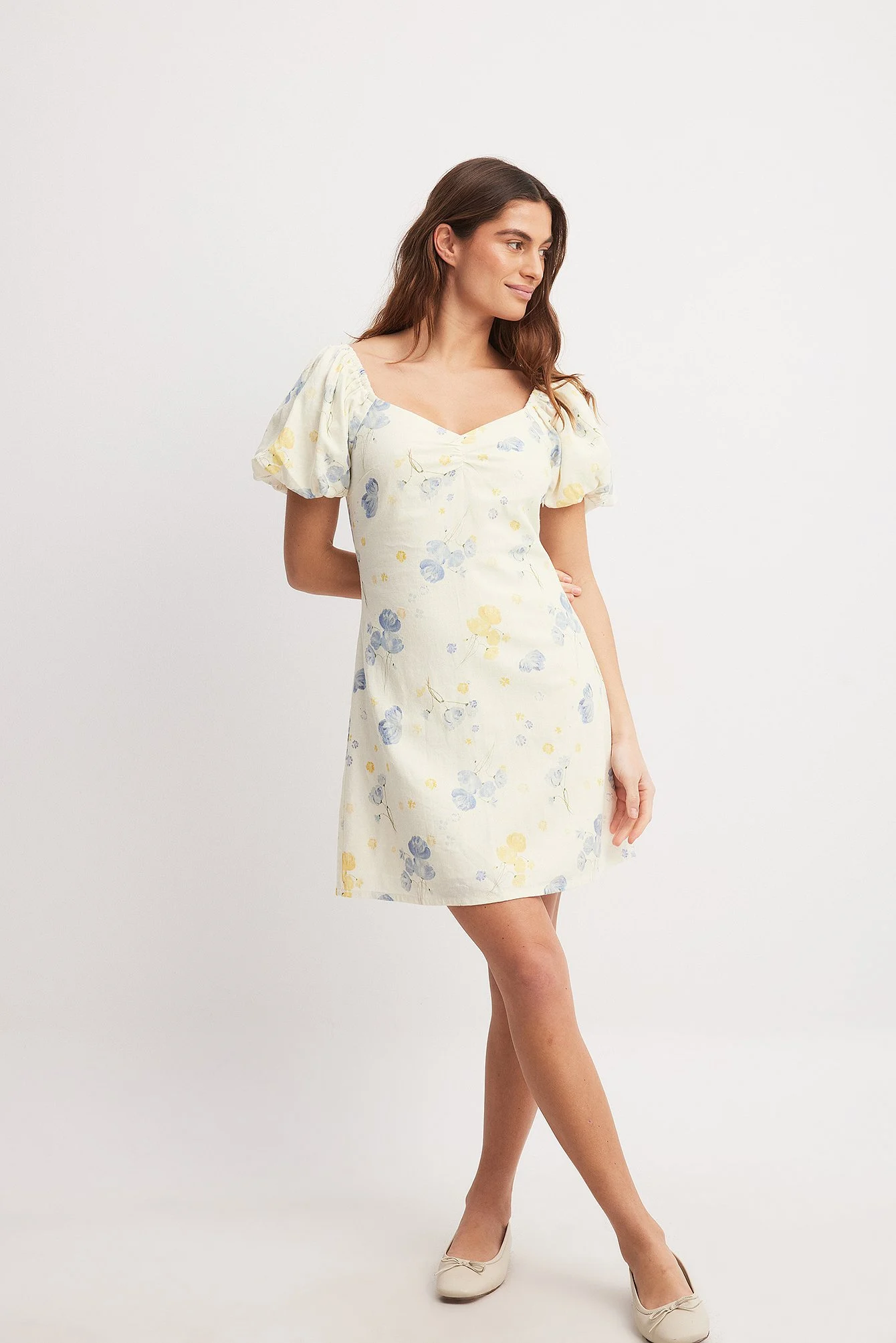 Minikleid aus Leinen-Mix mit Puffärmeln