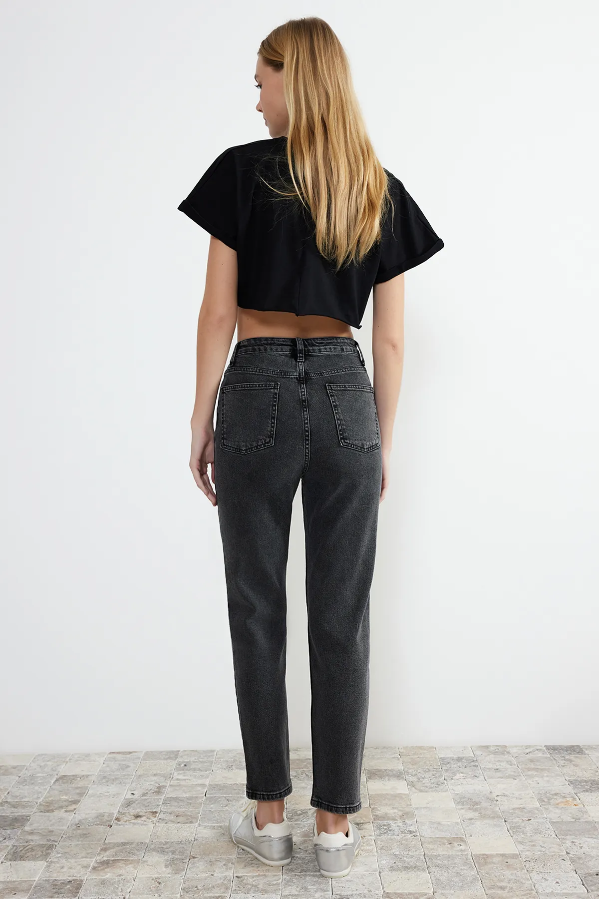 Trendyol Collection  Schwarze Slim Mom-Jeans mit hoher Taille TWOSS24JE00137