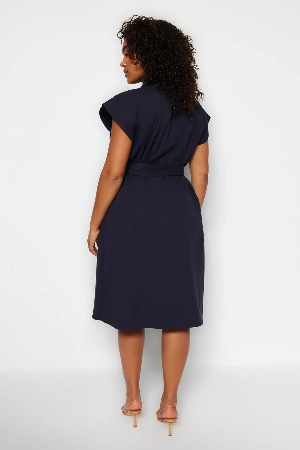 Trendyol Curve  Marineblaues gewebtes Hemdblusenkleid mit Gürtel TBBSS23AH00252