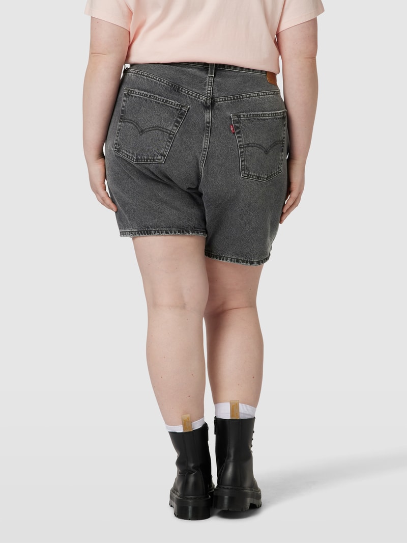 PLUS SIZE Jeansshorts mit Label-Patch in schwarz