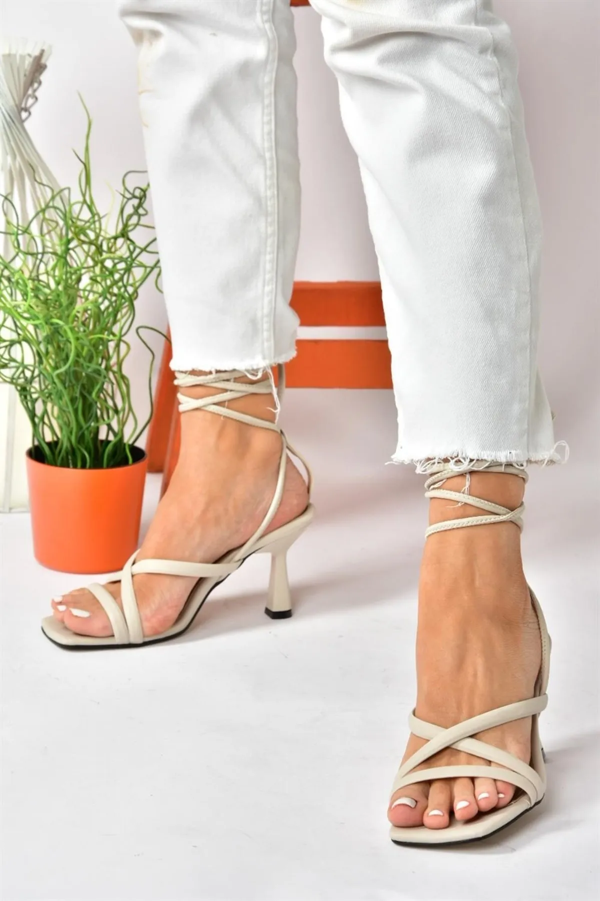 Fox Shoes  Beigefarbene Damenschuhe mit Knöchelriemen und Absatz K404070209
