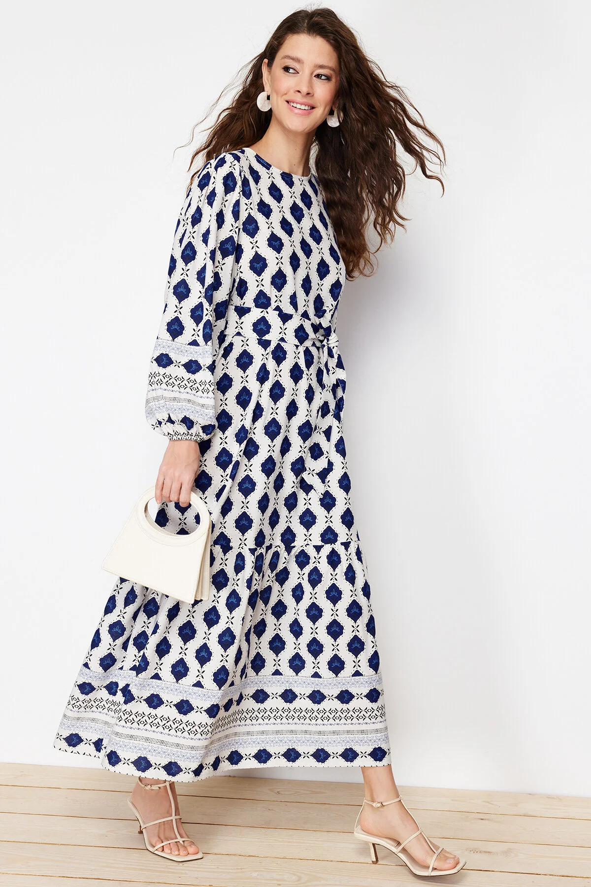 Trendyol Modest  Marineblaues, gewebtes Kleid in Leinenoptik mit ethnischem Muster TCTSS24EB00062