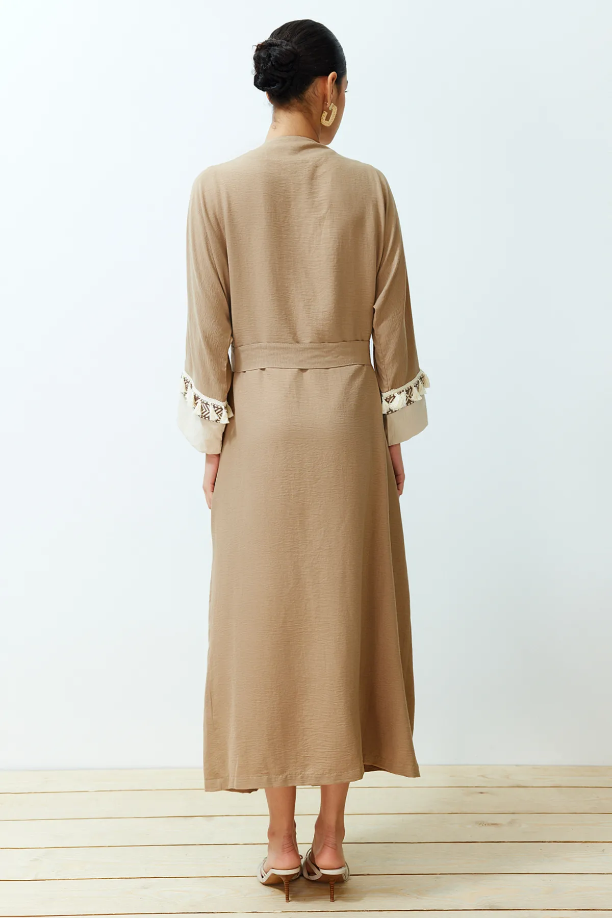 Trendyol Modest  Brauner Brode-Kimono mit Gürtel und detailliertem Crinkle-Gewebe, Kaftan und Abaya TCTSS24KF00007