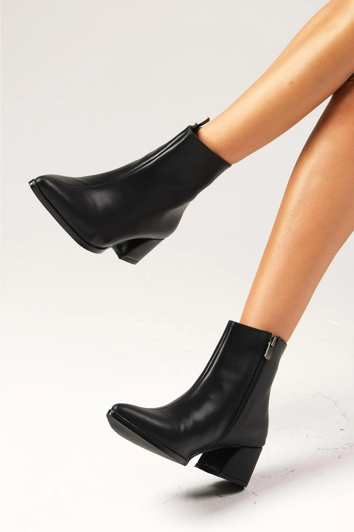Mio Gusto  Erika Schwarze Damen-Stiefel mit Absatz und dünnem Pelzfutter und Reißverschluss