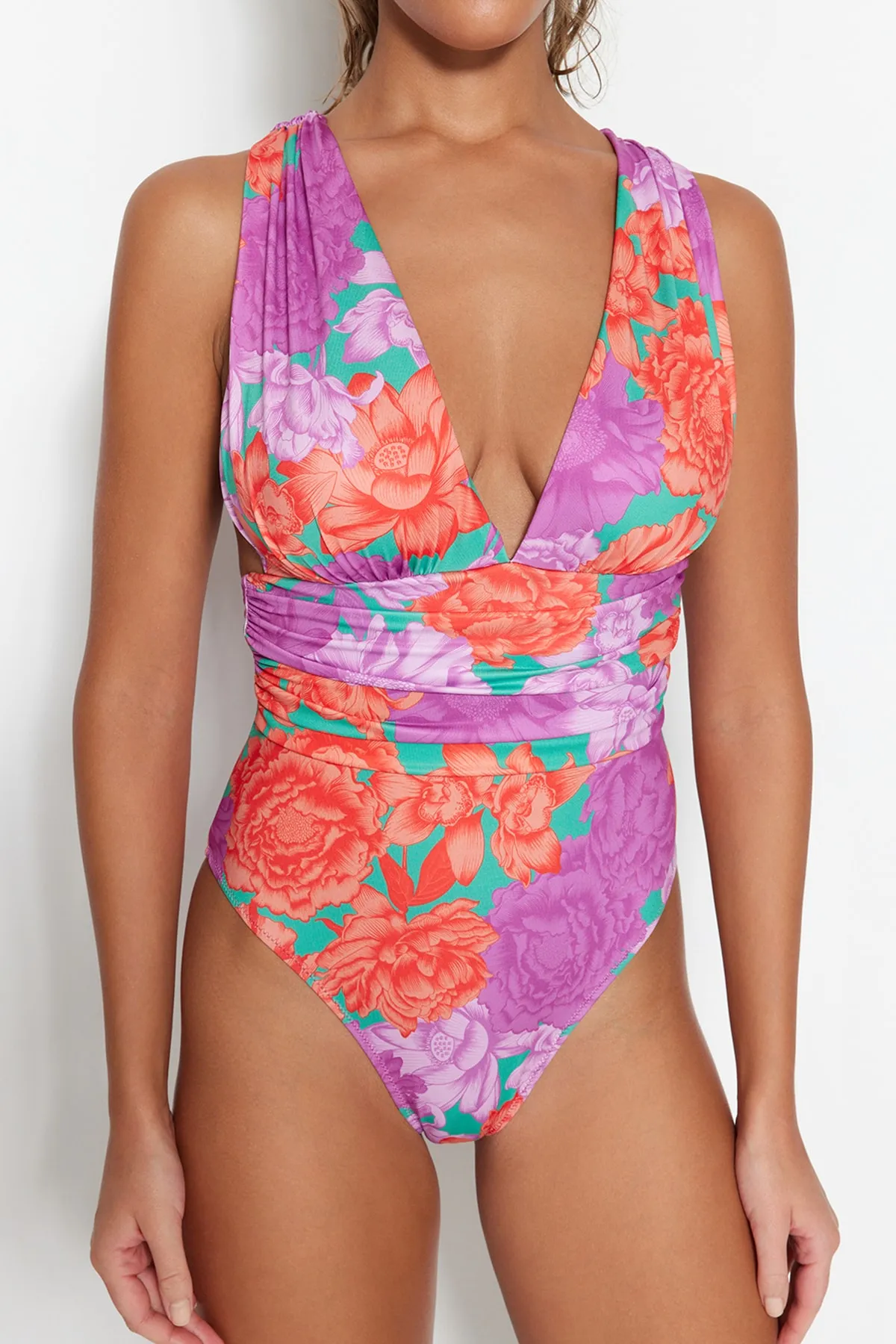 Trendyol Collection  Tief ausgeschnittener, drapierter Badeanzug mit normalem Bein und Blumenmuster TBESS23MA00282