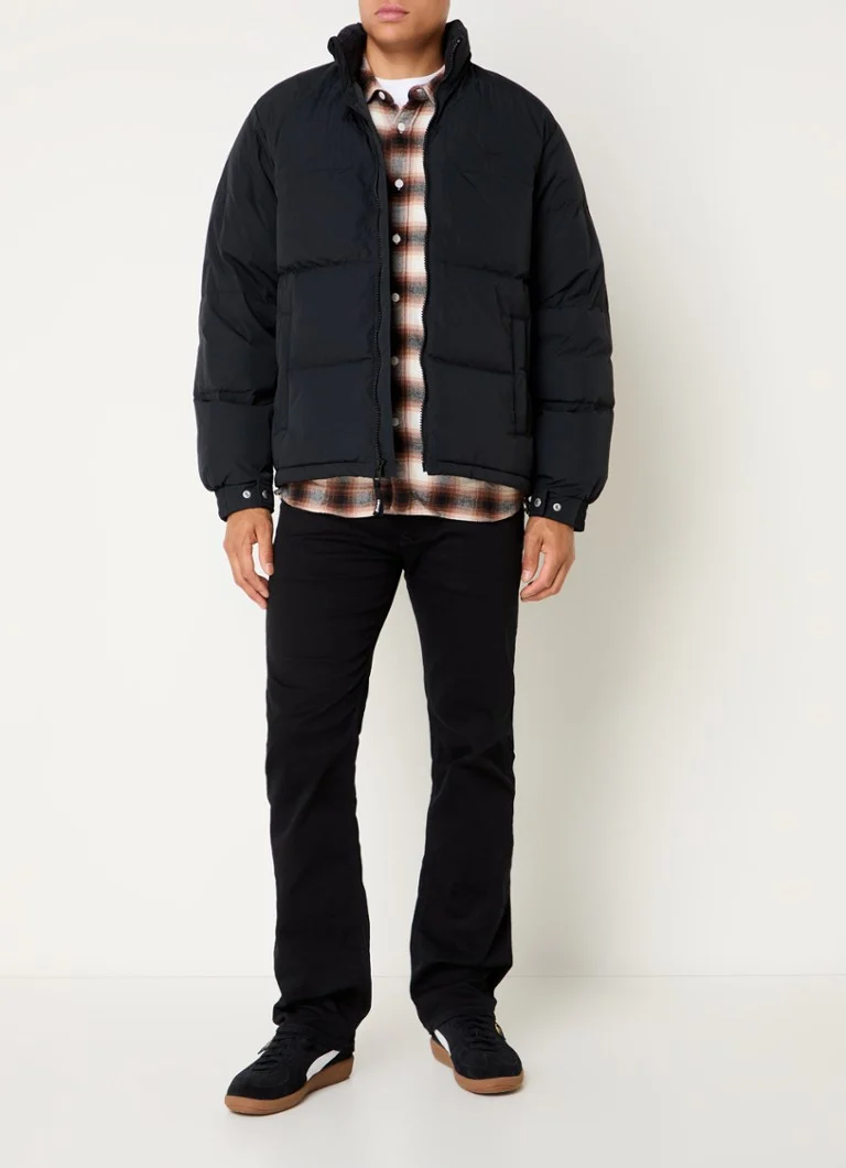 Jaqueta puffer Levi's Rockridge com enchimento de plumas e capuz removível.