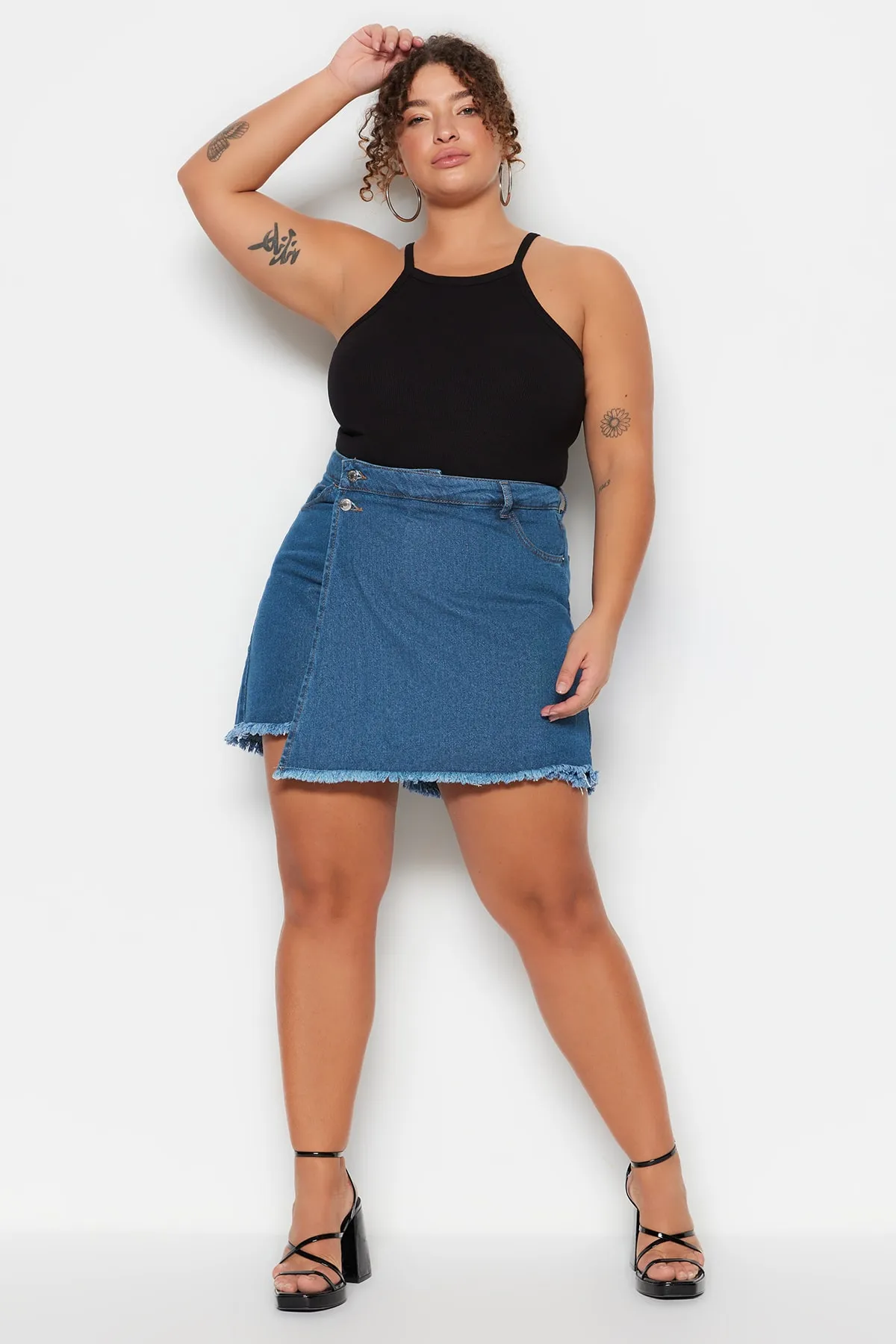 Trendyol Curve  Hellblauer Shorts-Rock mit hohem Taillensaum und Quasten TBBSS23AP00008