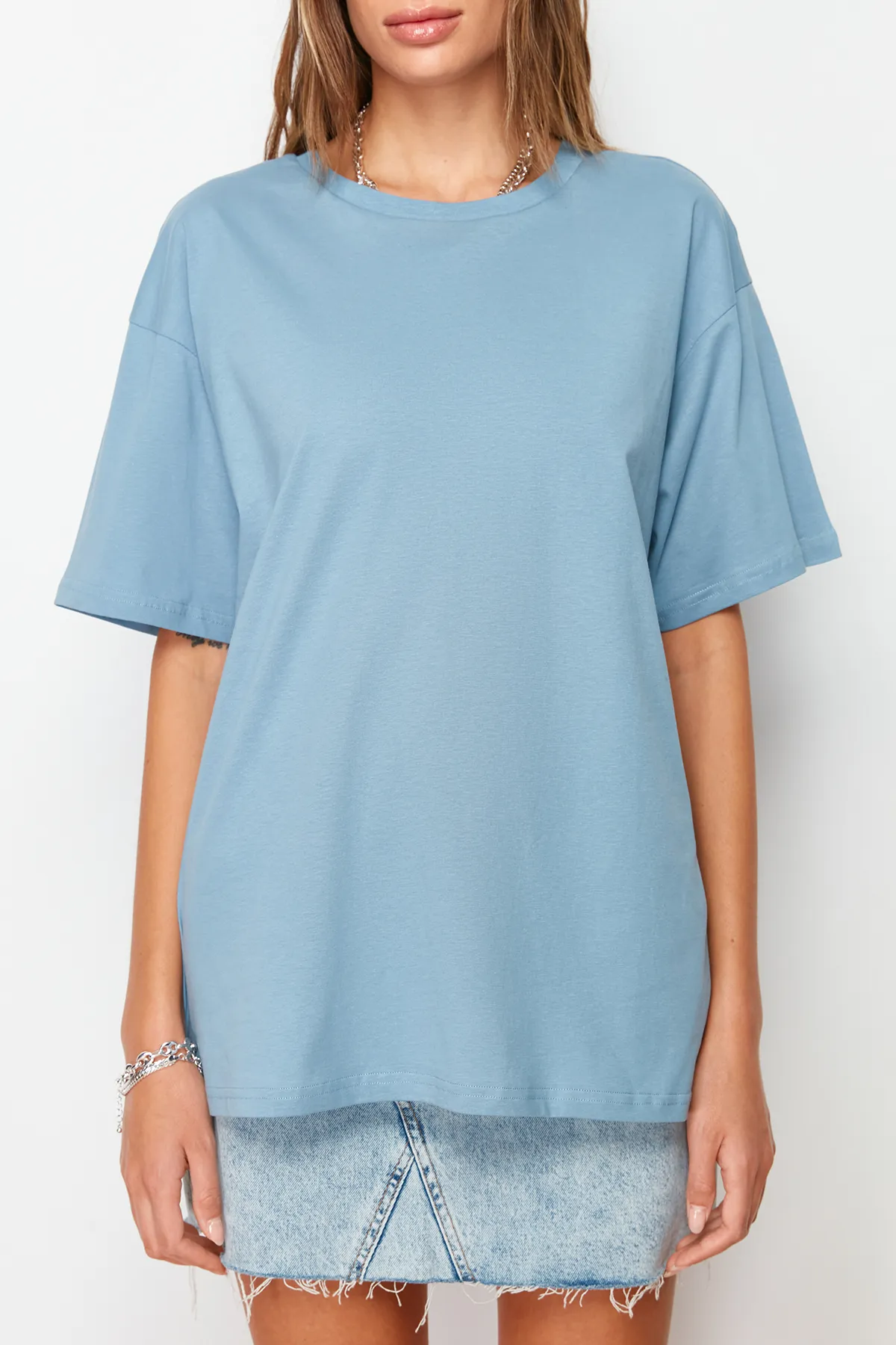 Trendyol Collection  Indigofarbenes Strick-T-Shirt aus 100 % Baumwolle mit Slogan-Print, Boyfriend-Passform und Rundhalsausschnitt TWOSS22TS2168