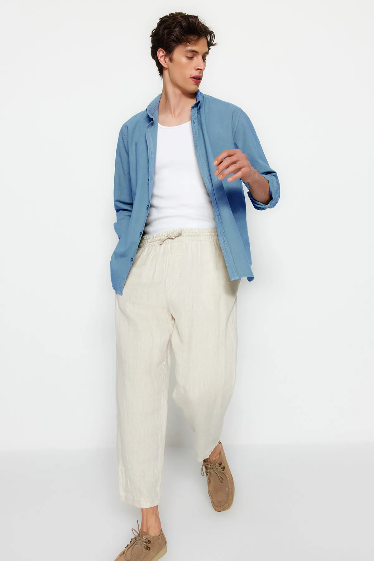 Trendyol Collection  Blaues Unisex-Hemd mit regulärer Passform aus 100 % Baumwolle und Leinenoptik TMNSS23GO00099