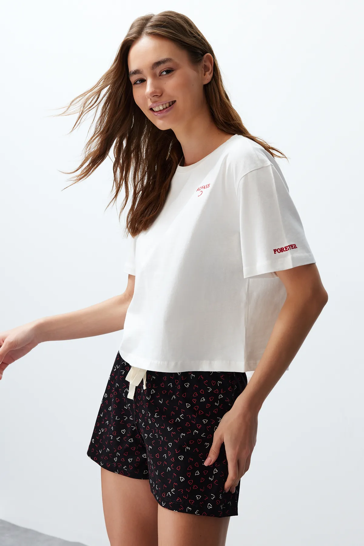 Trendyol Collection  Pyjama-Set für Damen, ecru, 100 % Baumwolle, mit Slogan bestickt, aus Strick THMSS24PT00176