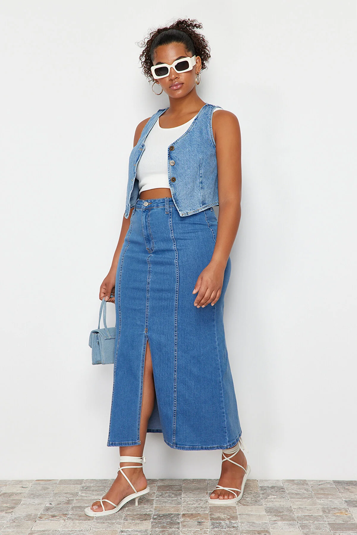 Trendyol Curve  Blauer Midi-Jeansrock mit Schlitz vorne und detailliertem Detail TBBSS24AZ00011