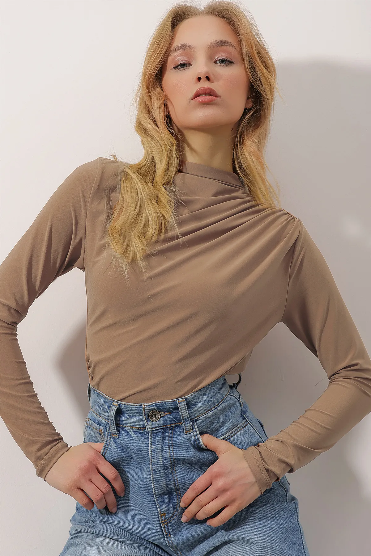 Trend Alaçatı Stili  Milchbraune, schulterfreie, drapierte Sandy-Crop-Bluse für Damen in Milchbraun ALC-X9554