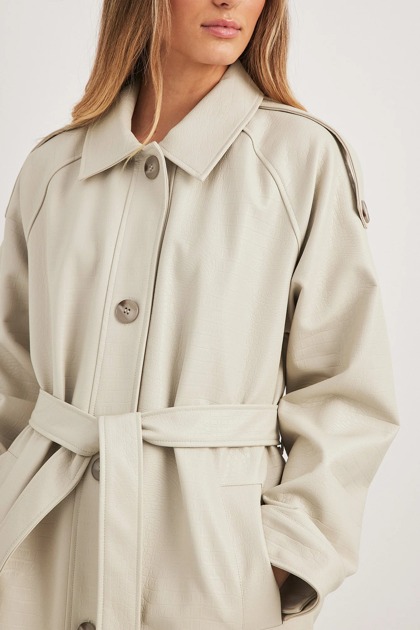 Trenchcoat aus Schlangen-Pu