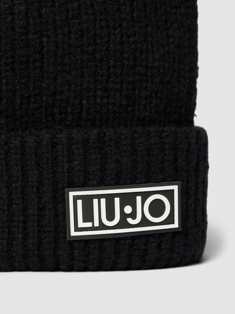 Beanie mit Label-Patch in unifarbenem Design in schwarz