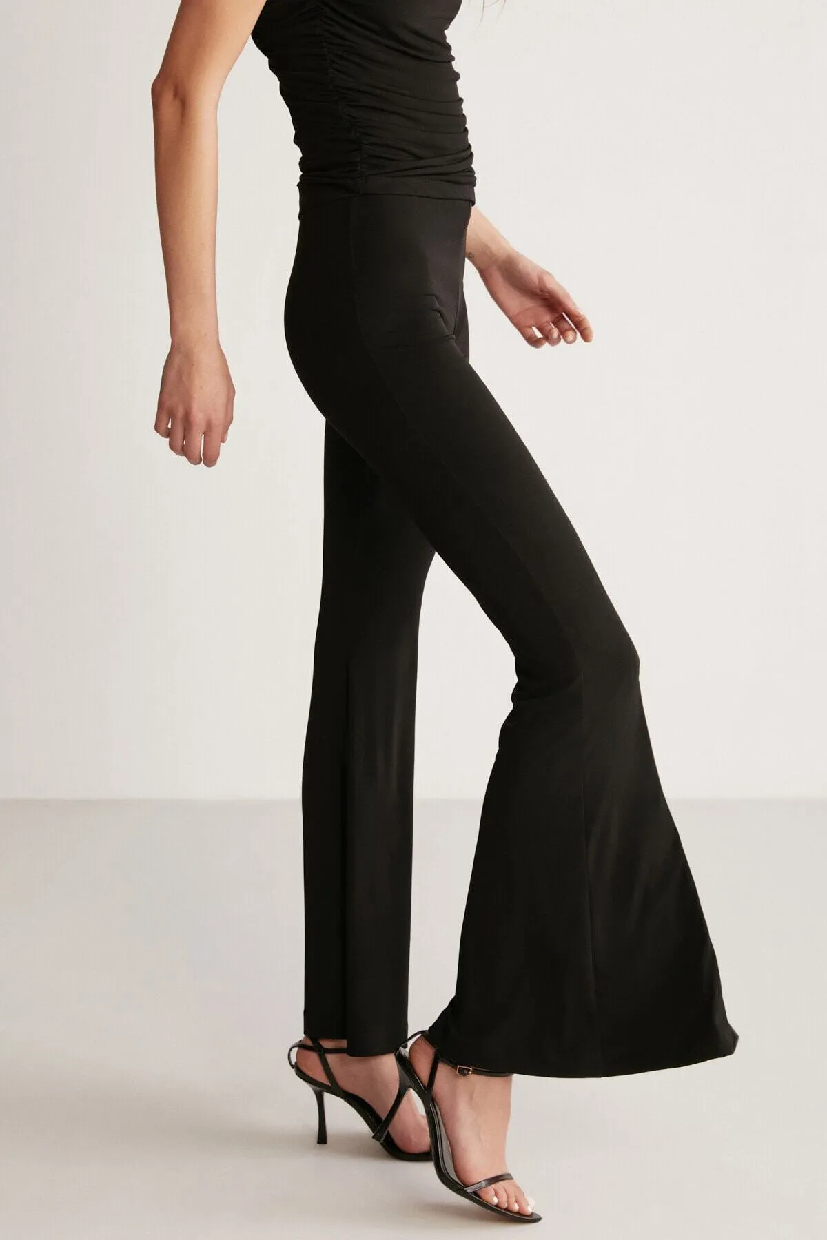 GRIMELANGE  Schwarze Damenhose von Krysten mit weitem Bein und elastischem Bund