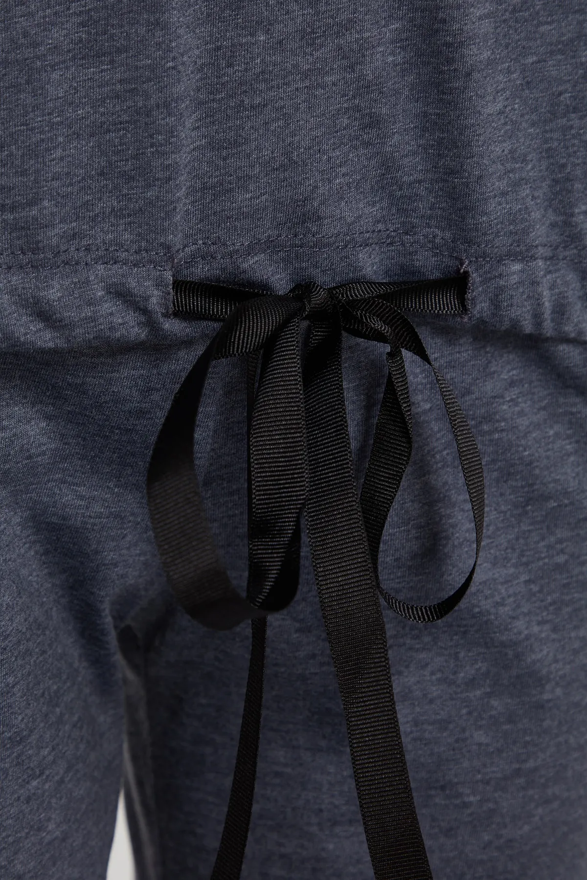 Trendyol Collection  Marineblaues Strick-Pyjama-Set mit Krawatte, T-Shirt und Hose aus Baumwolle THMSS20PT0068