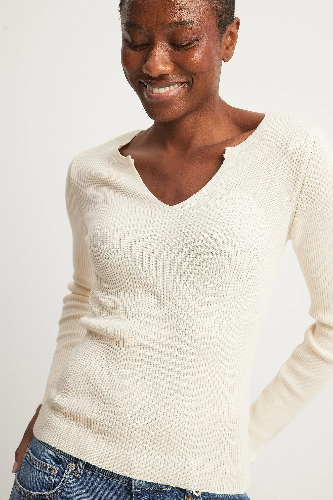 Leichter Ripp-Strickpullover mit V-Detail