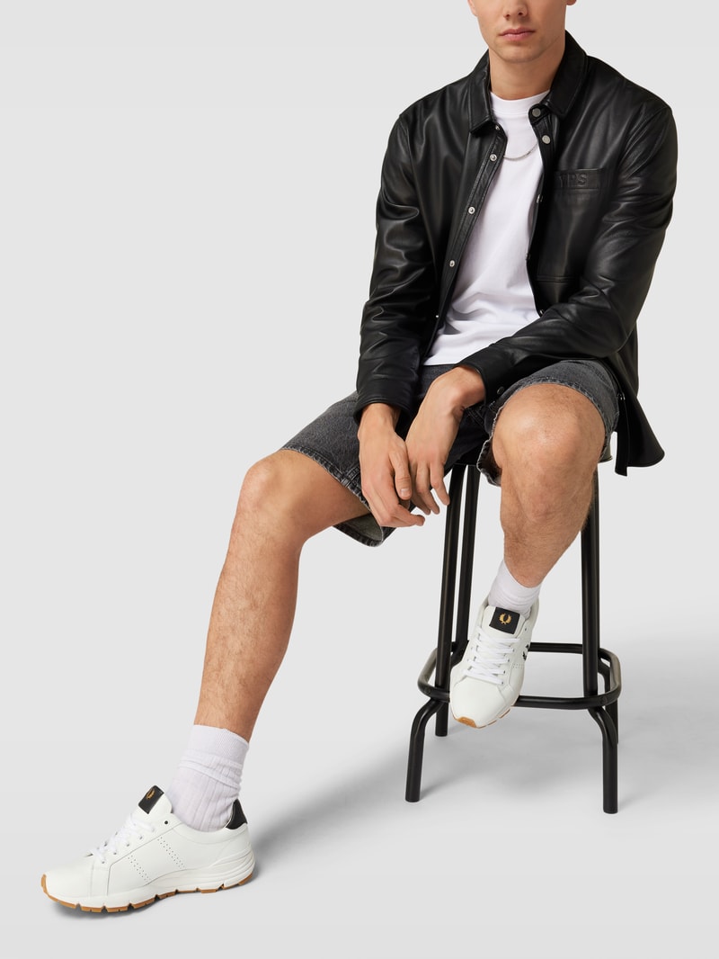 Sneaker mit Perforierungen in weiß