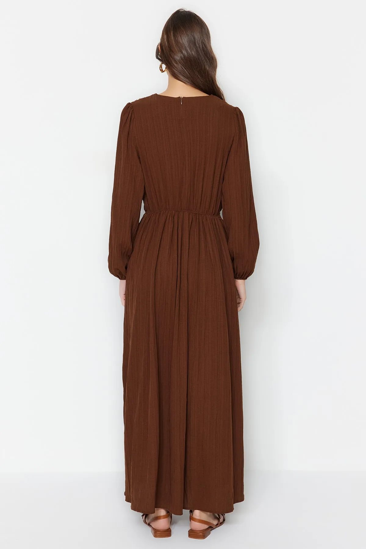 Trendyol Modest  Braunes gewebtes Kleid mit elastischer Taille und Gipe-Detail TCTSS23EB00026