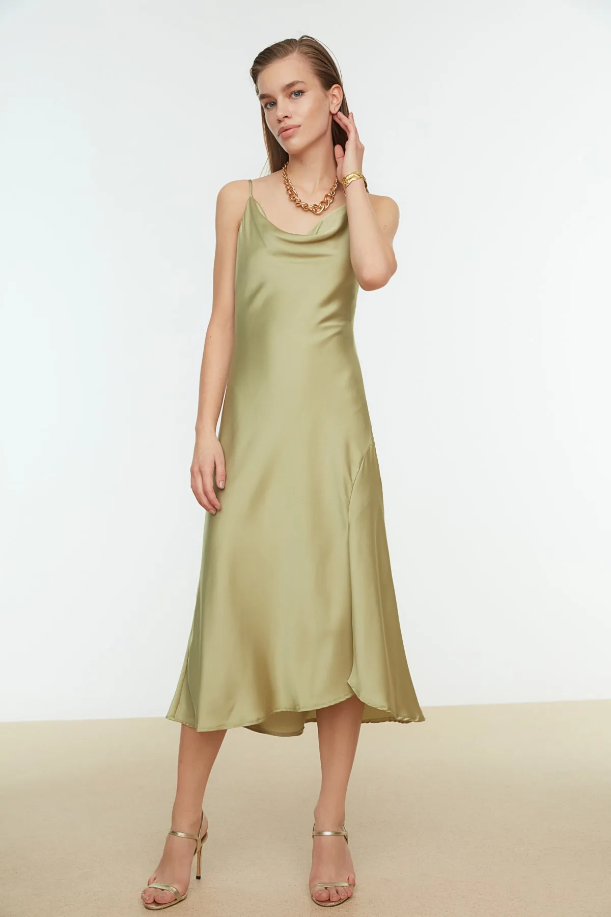 Trendyol Collection  Grün gefüttertes Abendkleid aus gewebtem Satin TPRSS19BB0058