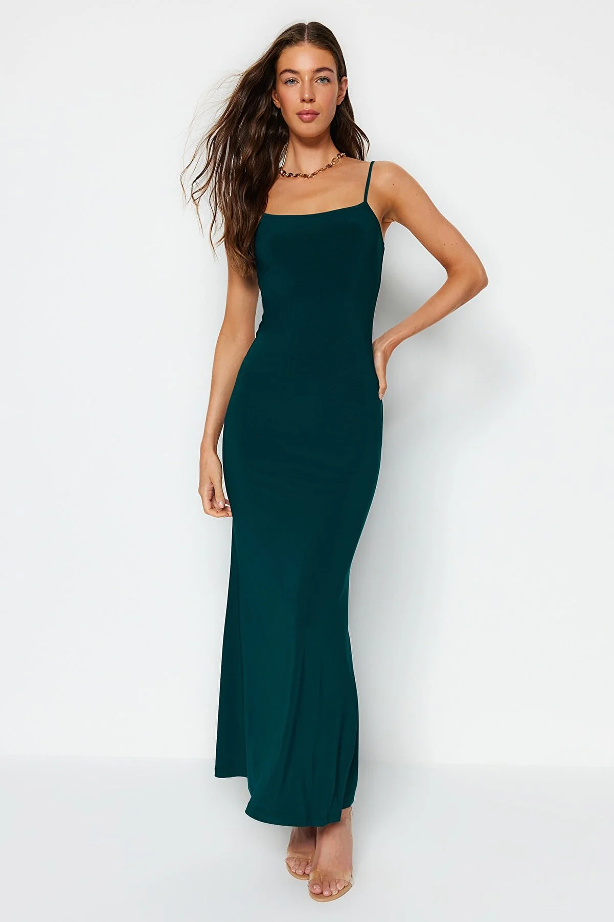 Trendyol Collection  Smaragdgrünes Maxi-Bleistiftkleid aus flexiblem Strick mit taillierten/taillierten Trägern TWOSS23EL02435