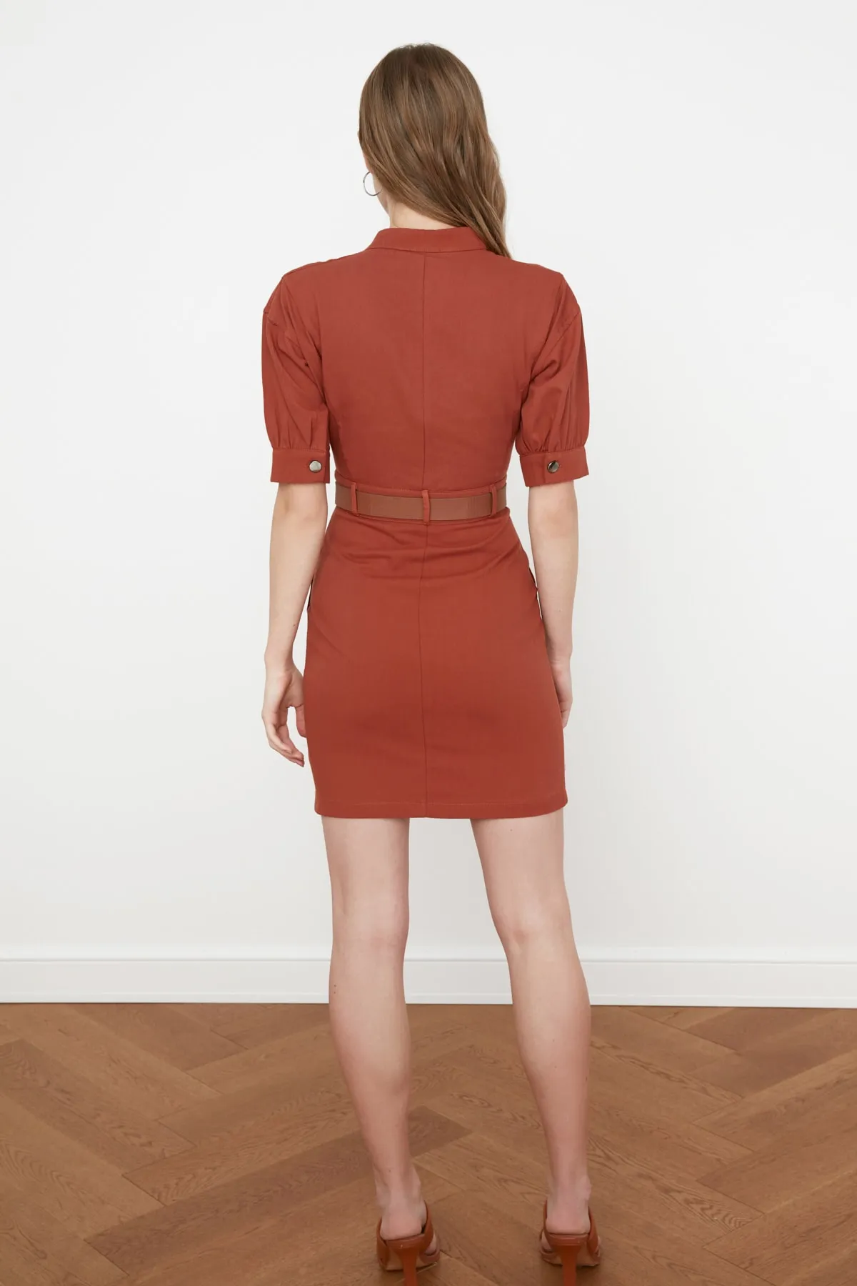 Trendyol Collection  Gefliestes, gewebtes Mini-Hemdkleid mit Gürtel TWOSS21EL0497
