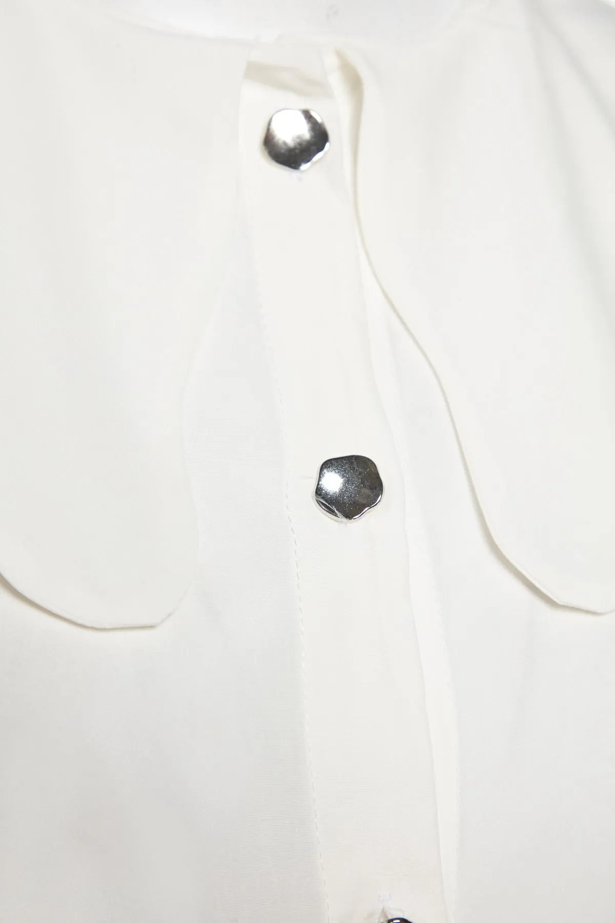 Trendyol Modest  Weißes Baumwollhemd mit Babykragen und silbernen Knöpfen TCTAW24TG00009