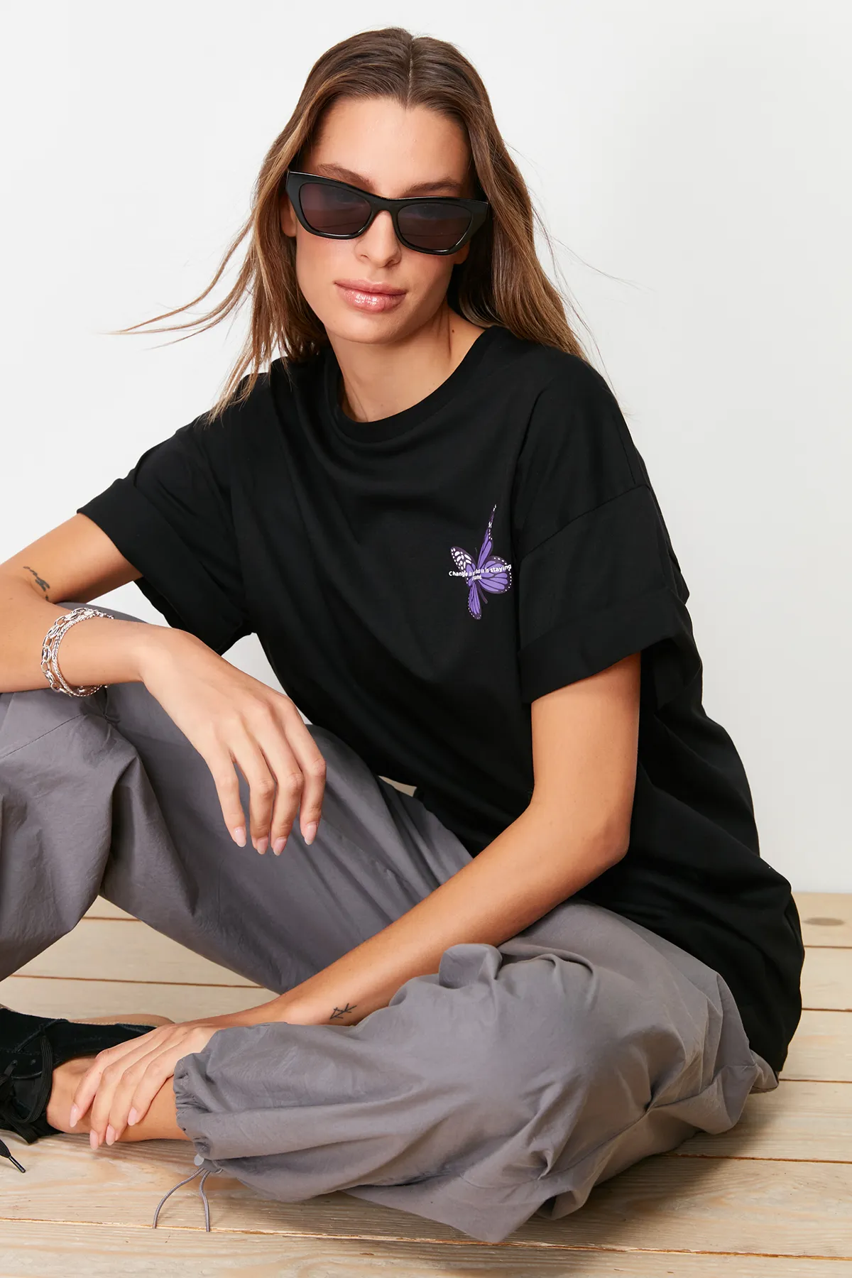 Trendyol Collection  Schwarzes Strick-T-Shirt mit Schmetterlingsdruck aus 100 % Baumwolle auf der Vorder- und Rückseite mit übergroßem/breitem Muster TWOSS23TS00188