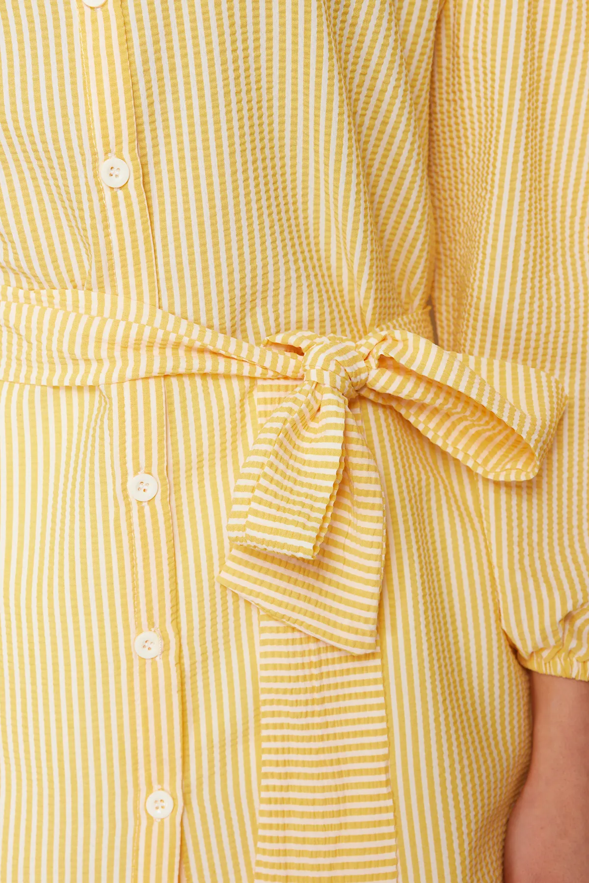 Trendyol Modest  Gelb gestreiftes, gewebtes Hemd mit Ballonärmeln und langem Rücken, Gürtel TCTSS22GO0116