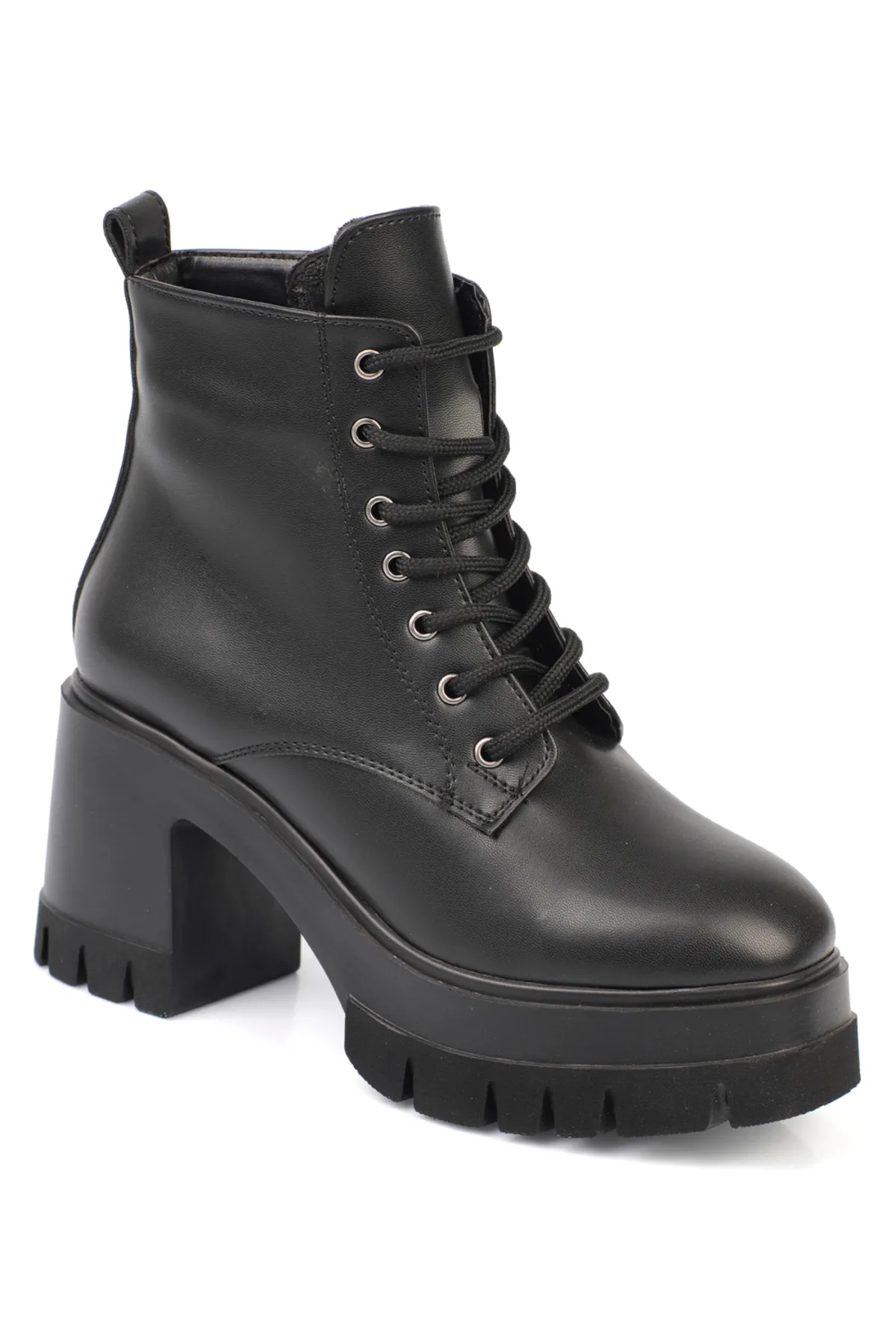 Capone Outfitters  Damenstiefel zum Schnüren mit runder Zehenpartie und mittelhohem Absatz