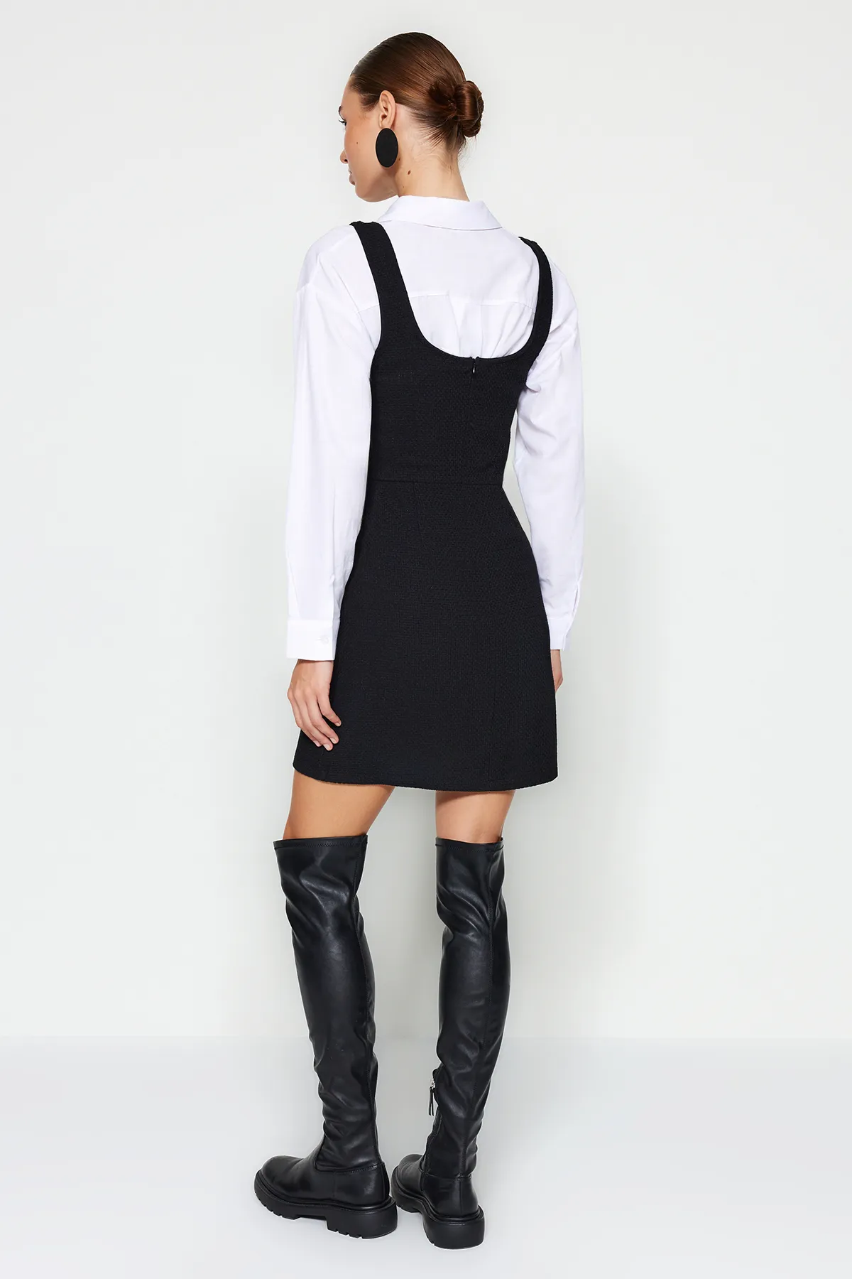 Trendyol Collection  Schwarzes, gerade geschnittenes Mini-Webkleid mit Taschendetail und quadratischem Ausschnitt TWOAW24EL00669