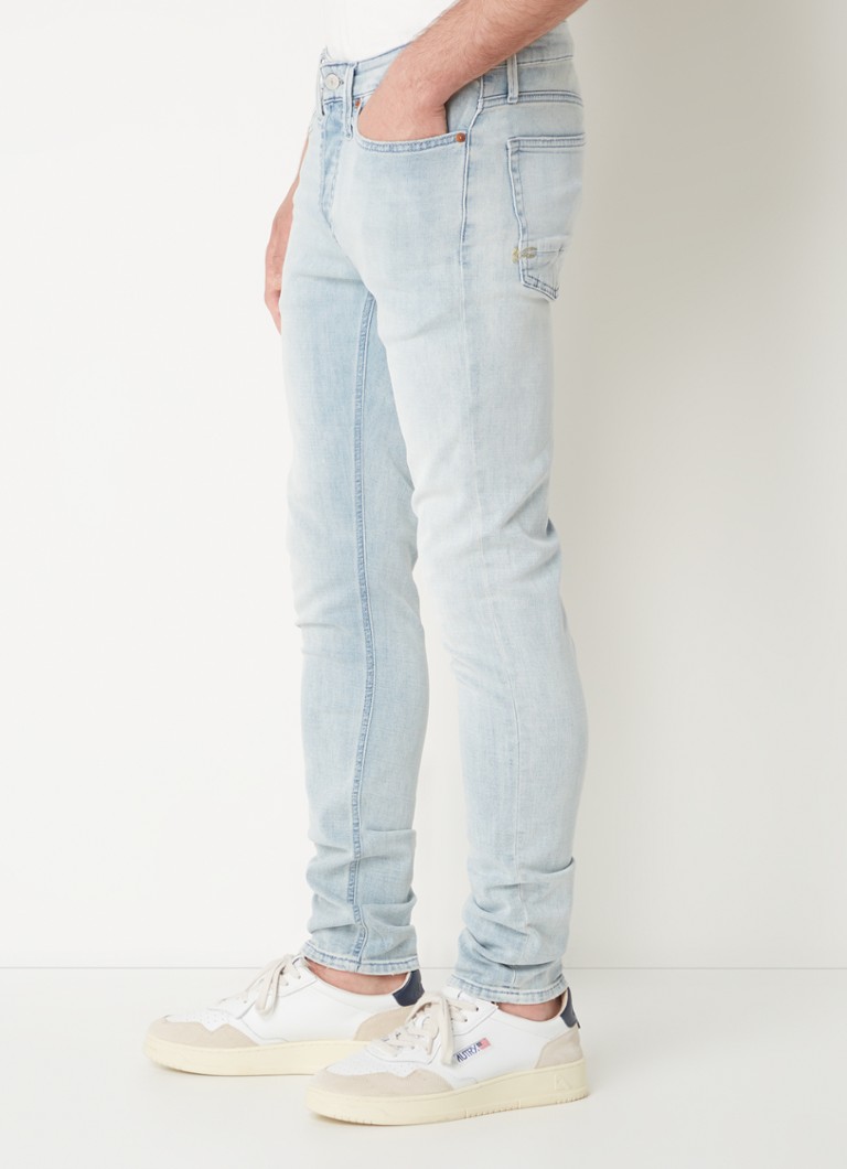 Calça jeans skinny Denham Bolt com lavagem clara e bolsos laterais.